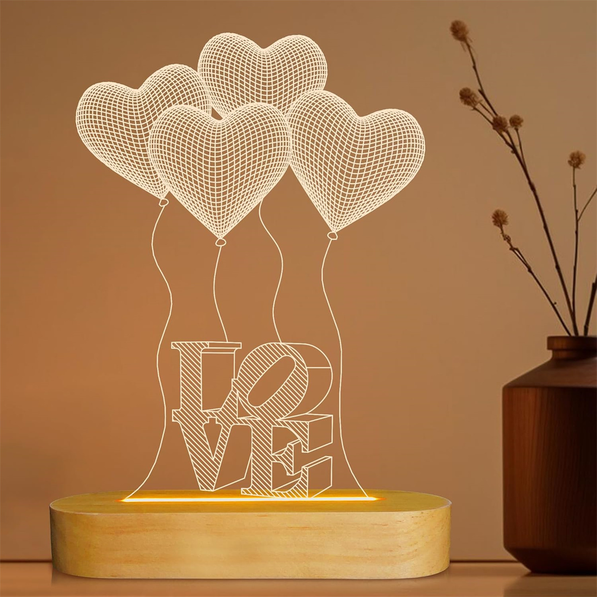 LED-Lampe mit Liebesbuchstaben und Herzballons, auf Holzsockel, mit Vase.