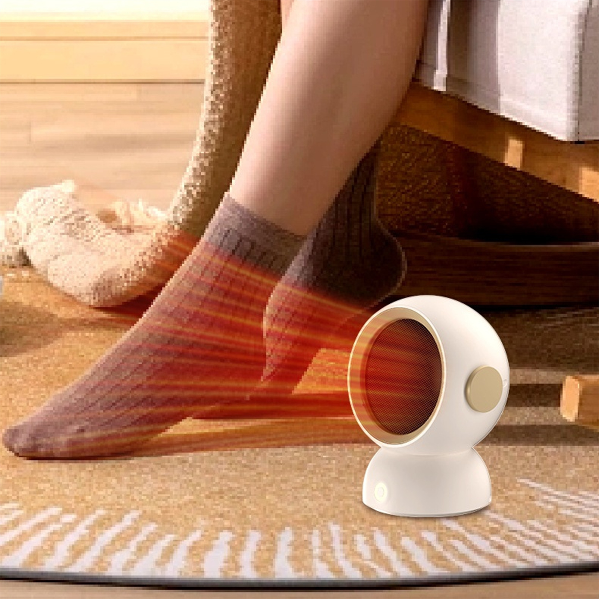 Kleiner weißer Heizlüfter und Beine mit Socken. Warmes Licht, Teppichhintergrund.