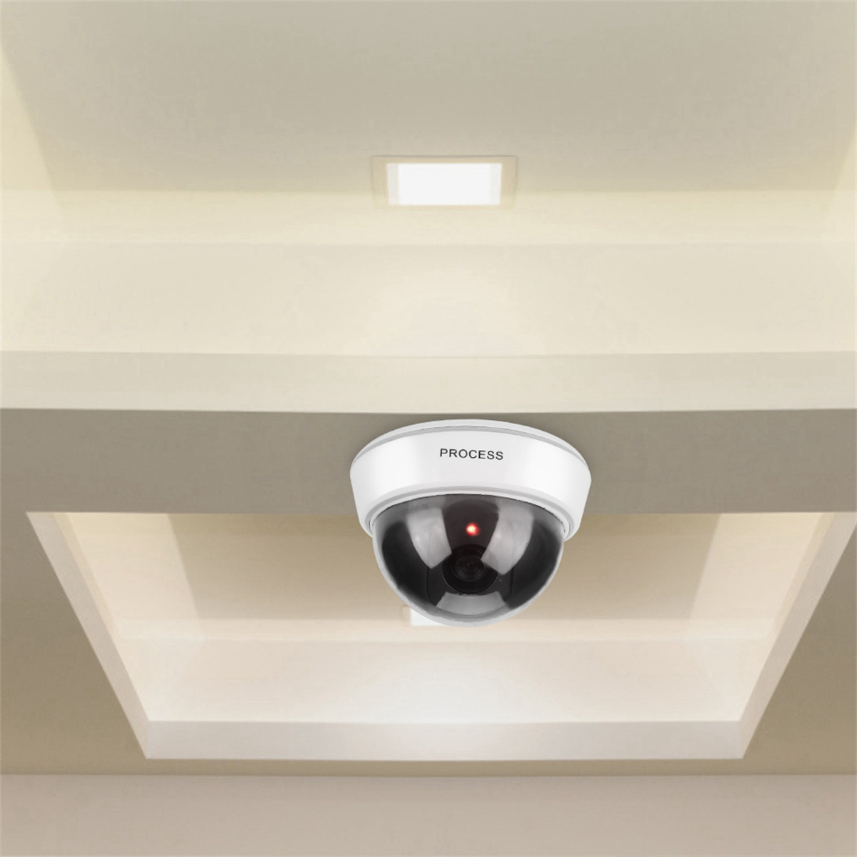 Eine weiße Dome-Überwachungskamera an der Decke. Rotes Licht an.