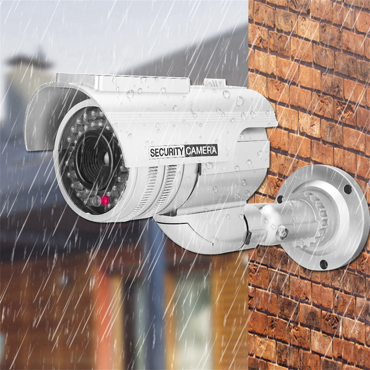 Weiße Überwachungskamera an einer Ziegelmauer. Regen fällt. Die Kamera hat das Wort SECURITY CAMERA.