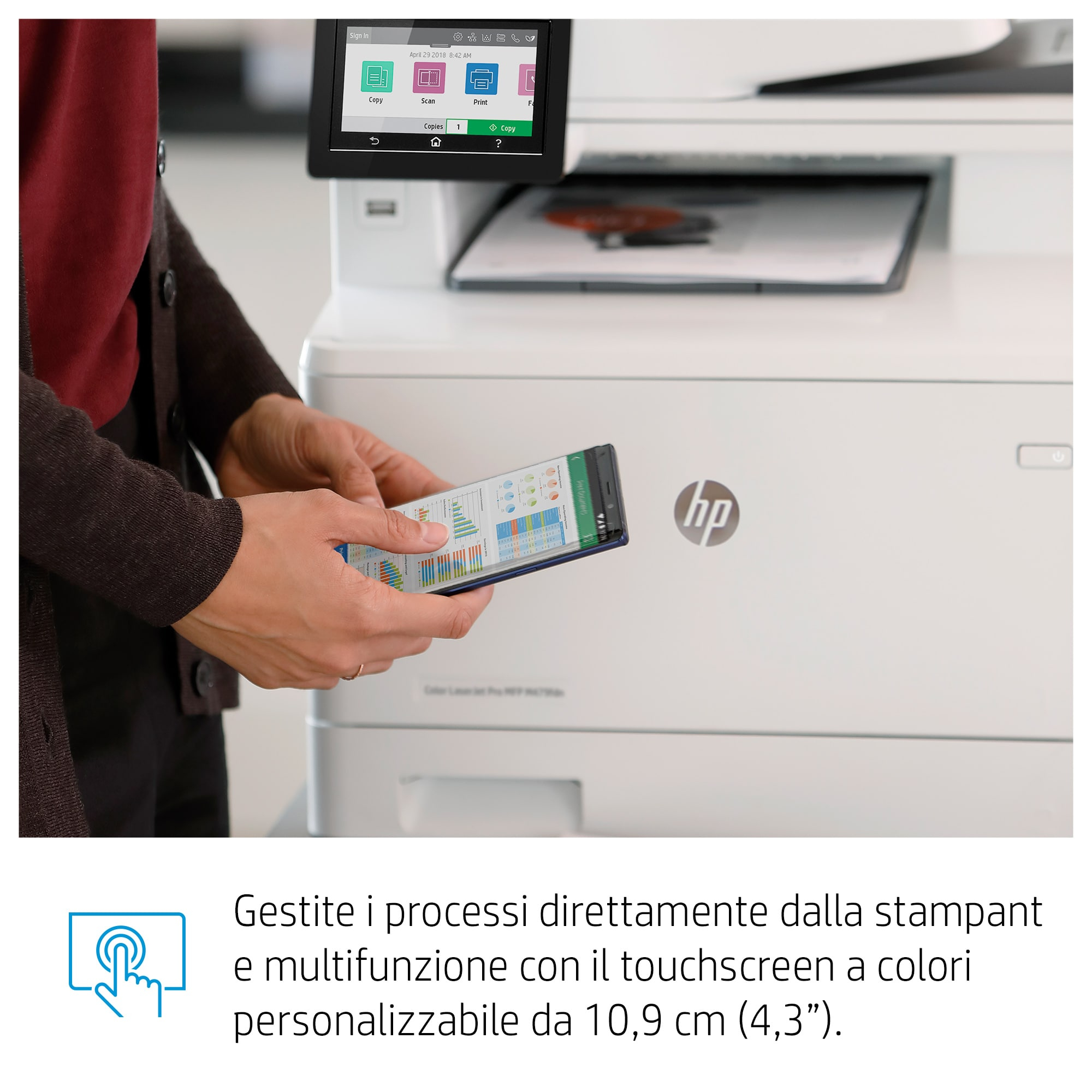 Persona usando un smartphone cerca de una impresora. La impresora tiene pantalla táctil y logo HP.