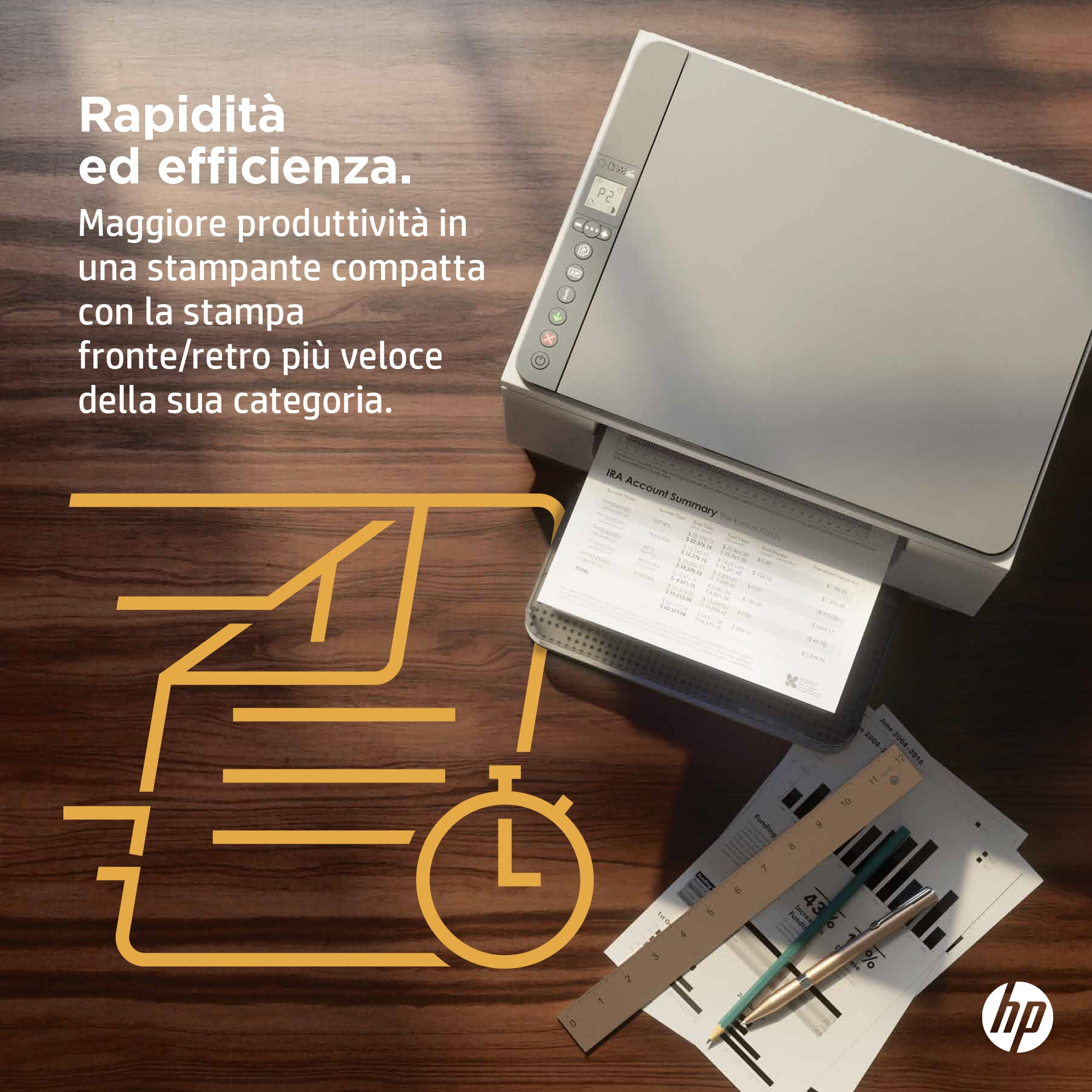 Drukarka drukuje dokumenty. Scena obejmuje papiery, linijkę i długopis na drewnianym stole.