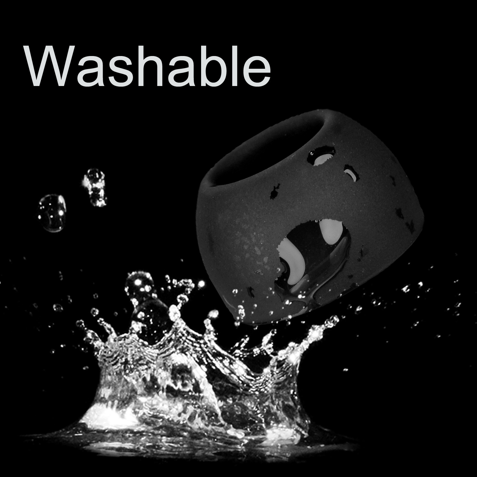 Czarny douszny z rozpryskiem wody. Słowo 'Washable' jest nad nim.