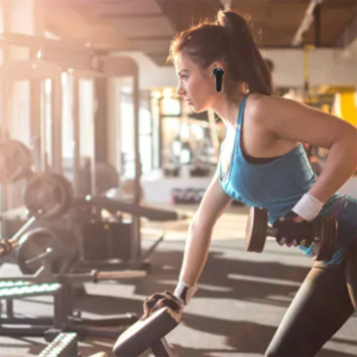 Frau im Fitnessstudio mit Gewichten, trägt Kopfhörer. Geräte im Hintergrund.
