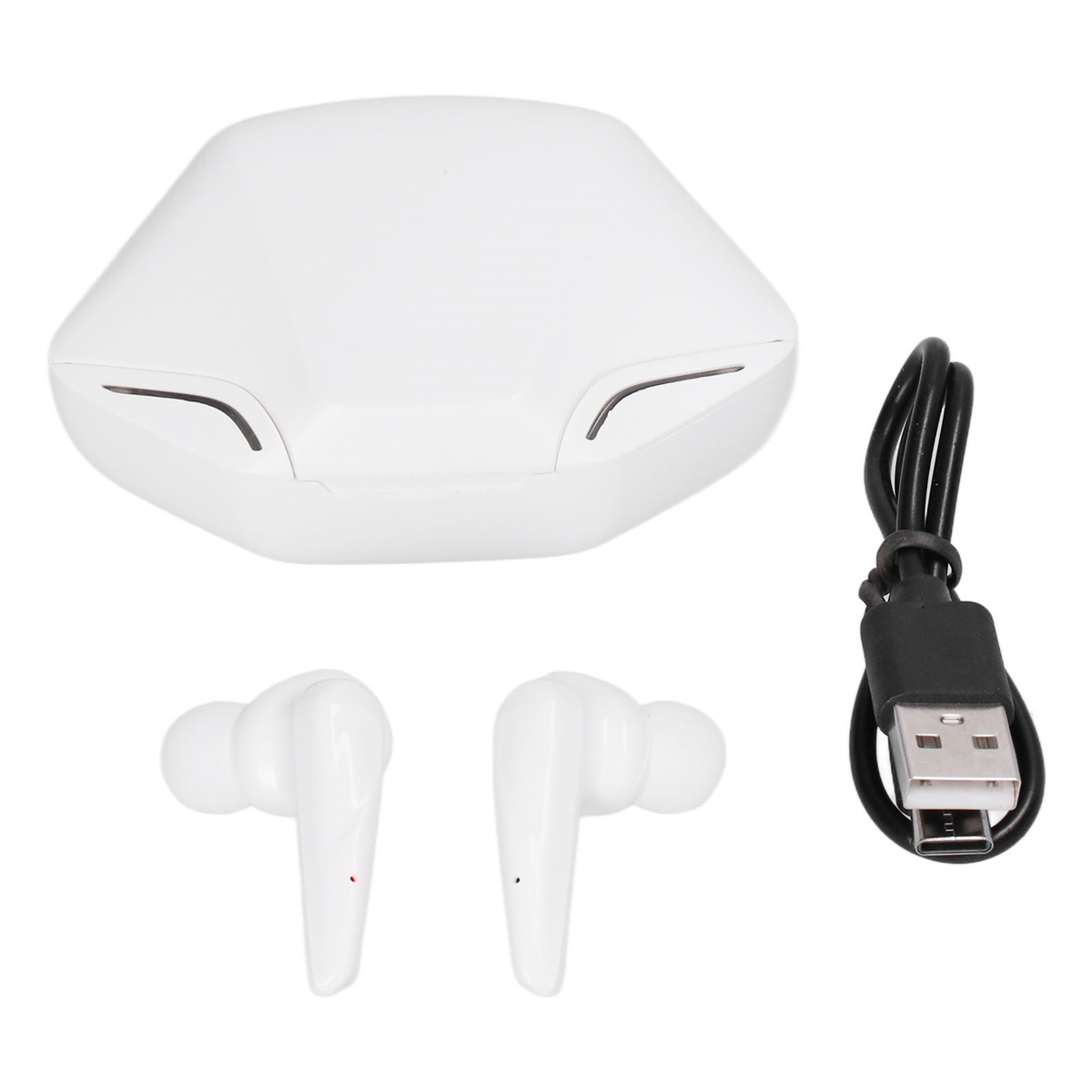 Weiße Ohrhörer und Ladecase mit schwarzem USB-Kabel, alles auf weißer Oberfläche.