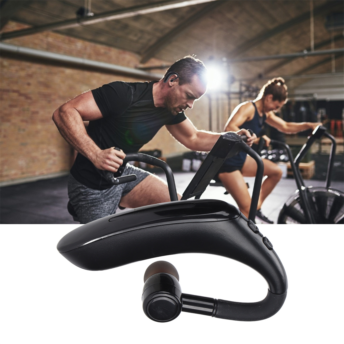 Ein schwarzes Bluetooth-Headset im Vordergrund. Im Hintergrund trainieren zwei Personen.