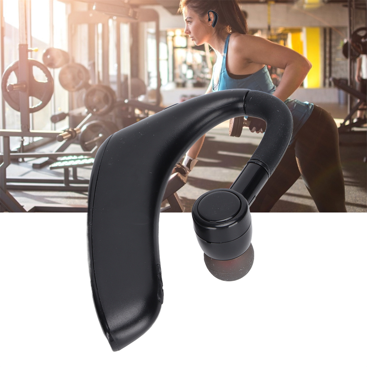 Schwarzer Kopfhörer, der von einer Frau im Fitnessstudio getragen wird.