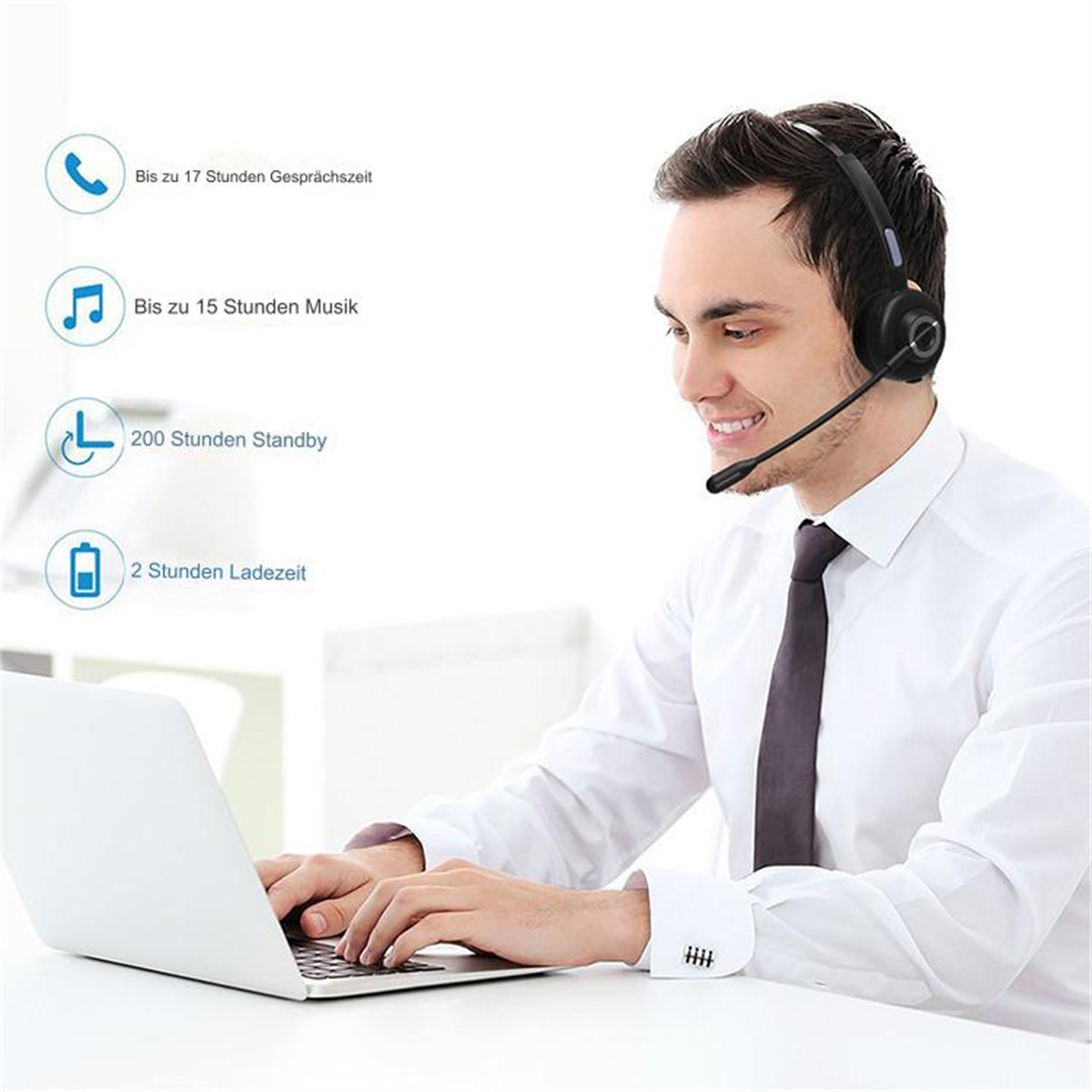 Ein Mann mit Headset benutzt einen Laptop. Text mit Symbolen zeigt Akku-, Musik- und Anrufzeiten an.