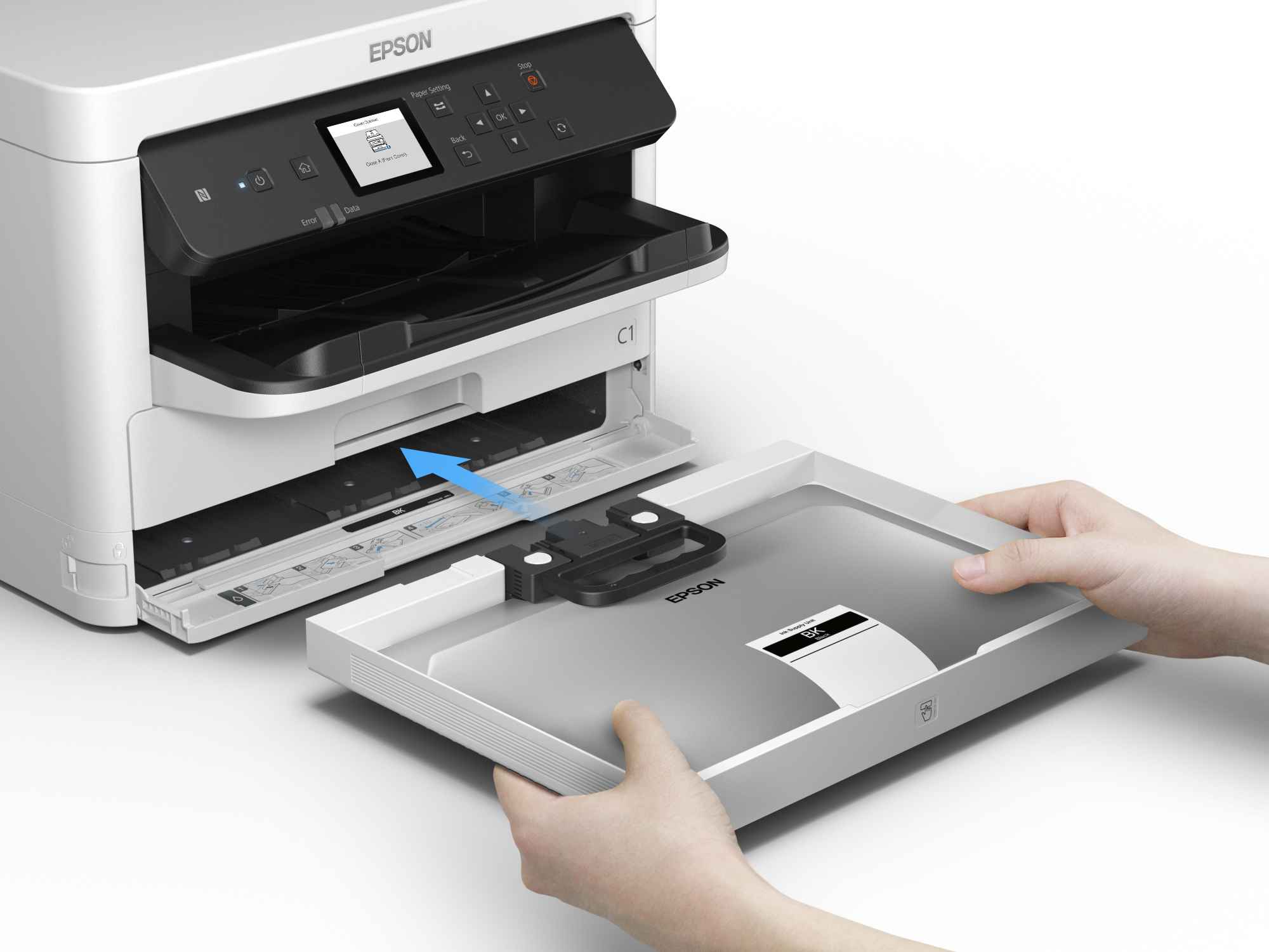 Stampante Epson con vassoio carta rimosso dalle mani.