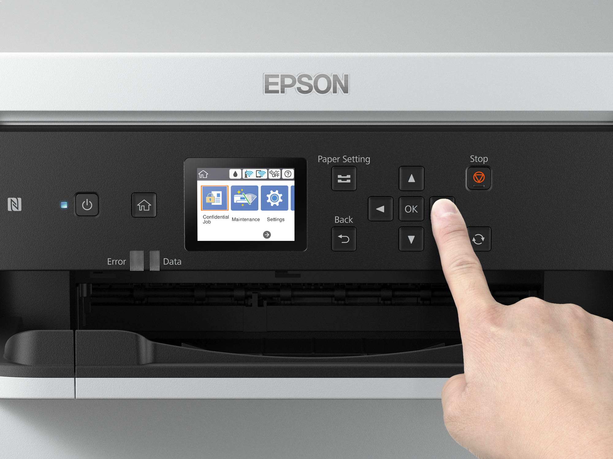 Primo piano di una mano che preme il pulsante 'OK' sul pannello di controllo di una stampante Epson.
