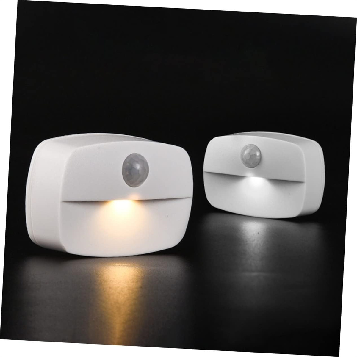 Zwei weiße Nachtlichter mit Sensor, auf dunklem Hintergrund.