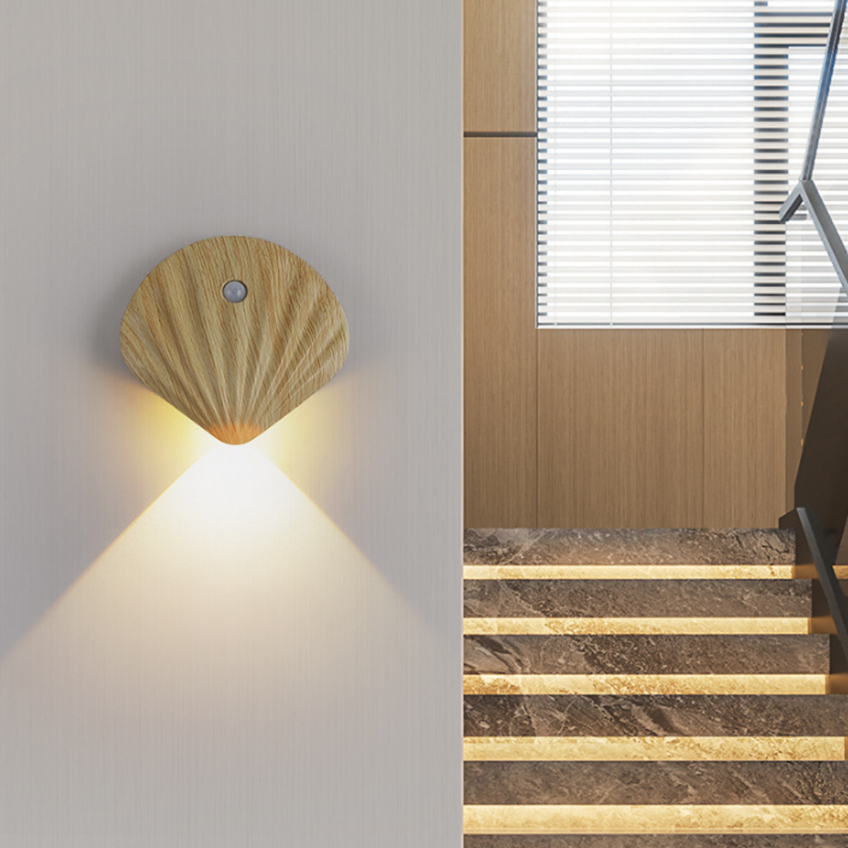 Ein holzförmiges Muschellicht an einer Wand, das einen Lichtkegel wirft, in der Nähe einer Treppe.