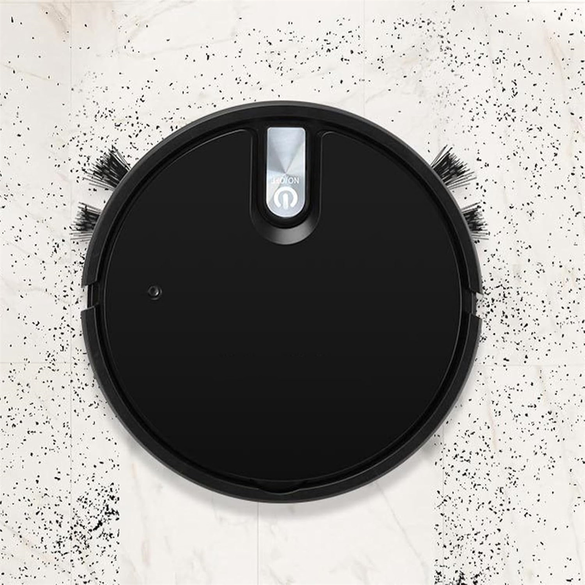 Schwarzer Roboter-Staubsauger auf einem weißen Fliesenboden mit Schmutz. Der Staubsauger hat einen Ein-/Ausschalter.