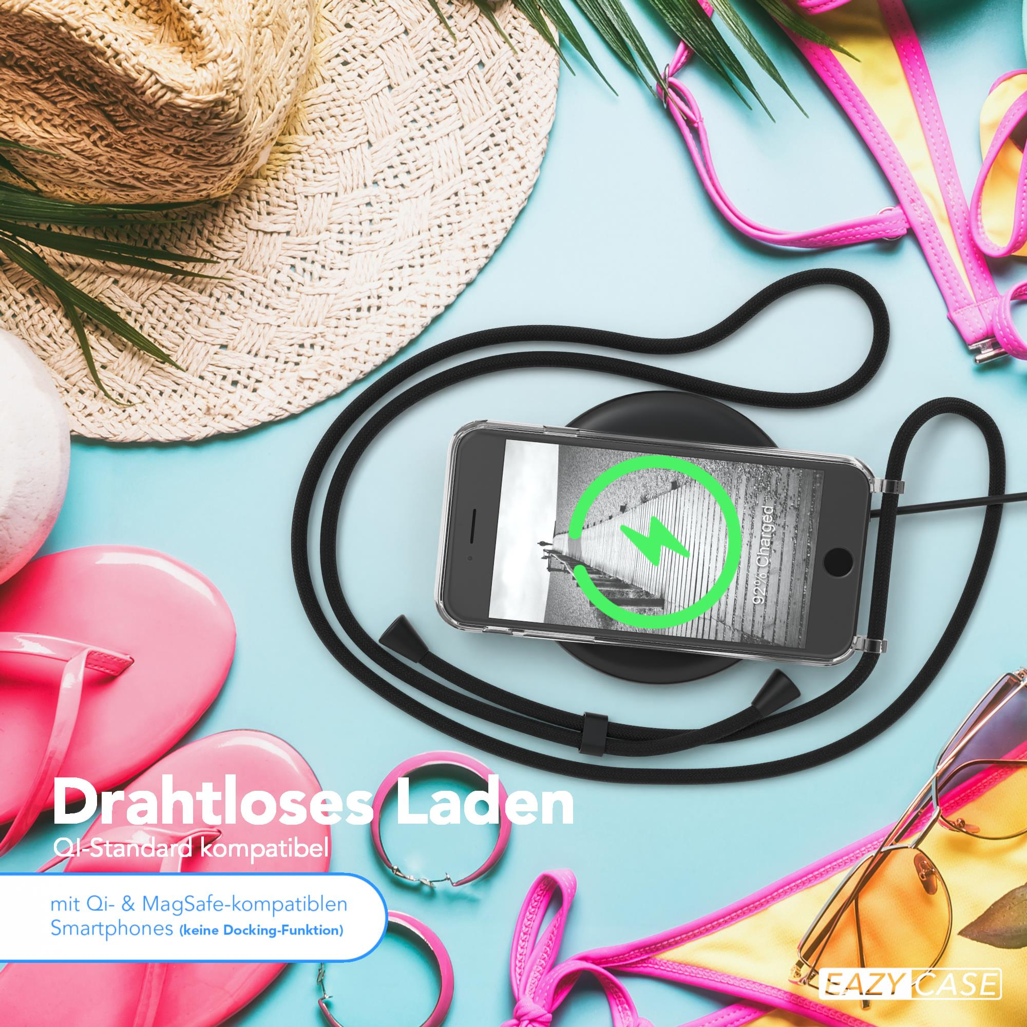Telefon lädt auf einem kabellosen Ladegerät. Bikini und andere Accessoires sind drumherum.