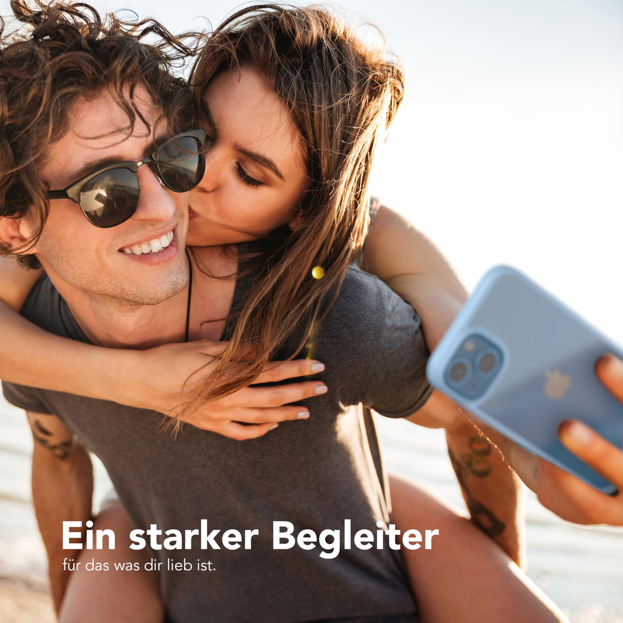Ein Paar macht ein Selfie. Frau küsst Mann auf die Wange, das Telefon ist im Blick.
