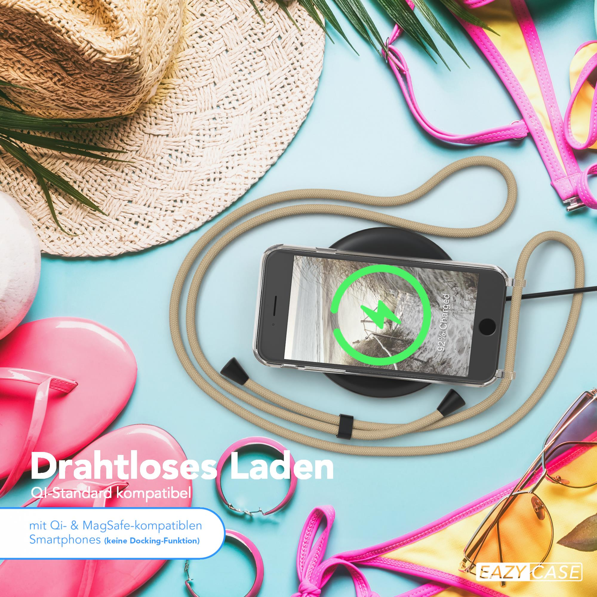 Telefon lädt kabellos, Halskette, Sonnenbrille und Strandkleidung auf blauem Hintergrund.