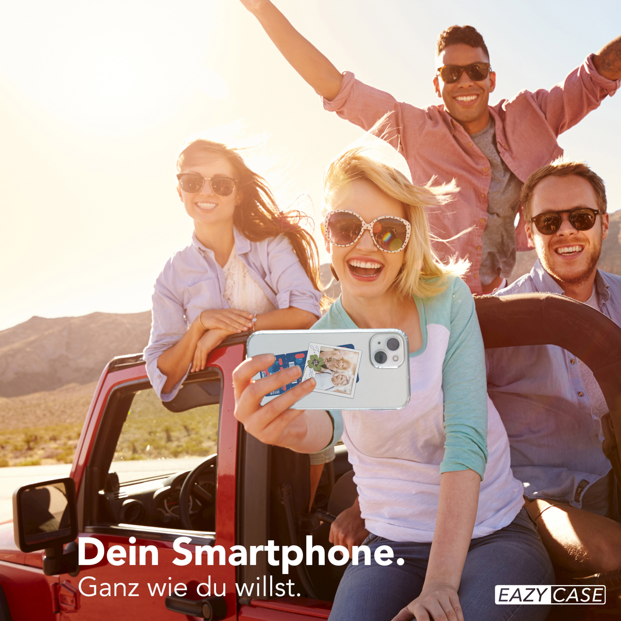 Vier Personen machen ein Selfie von einem roten Jeep, mit sonnigem Hintergrund.