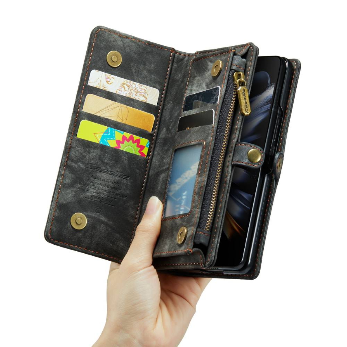 Geöffnete dunkelgraue Brieftaschen-Handyhülle mit Karten, Geld und einem Telefon darin.