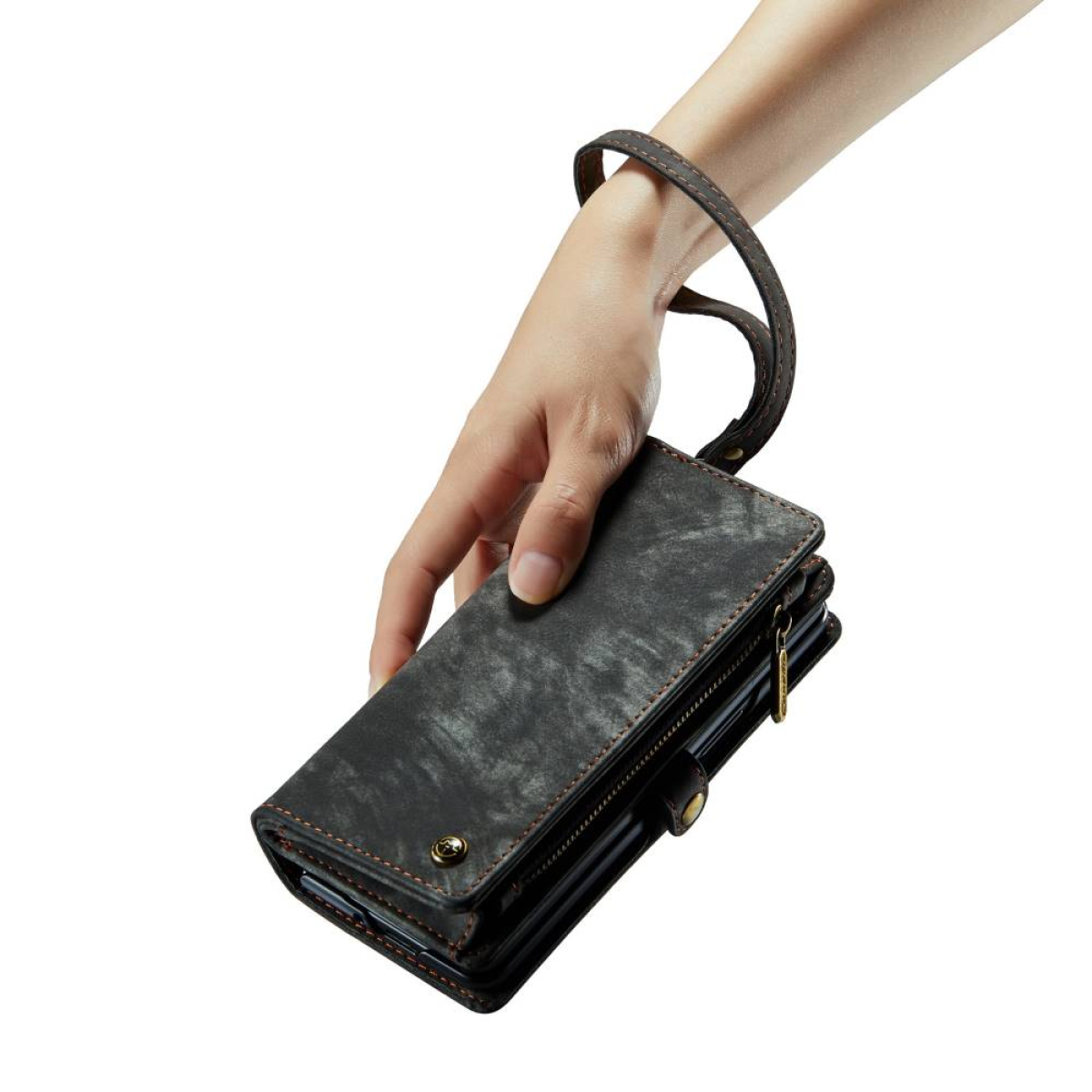 Hand, die eine schwarze Brieftaschen-Handyhülle mit Riemen hält.