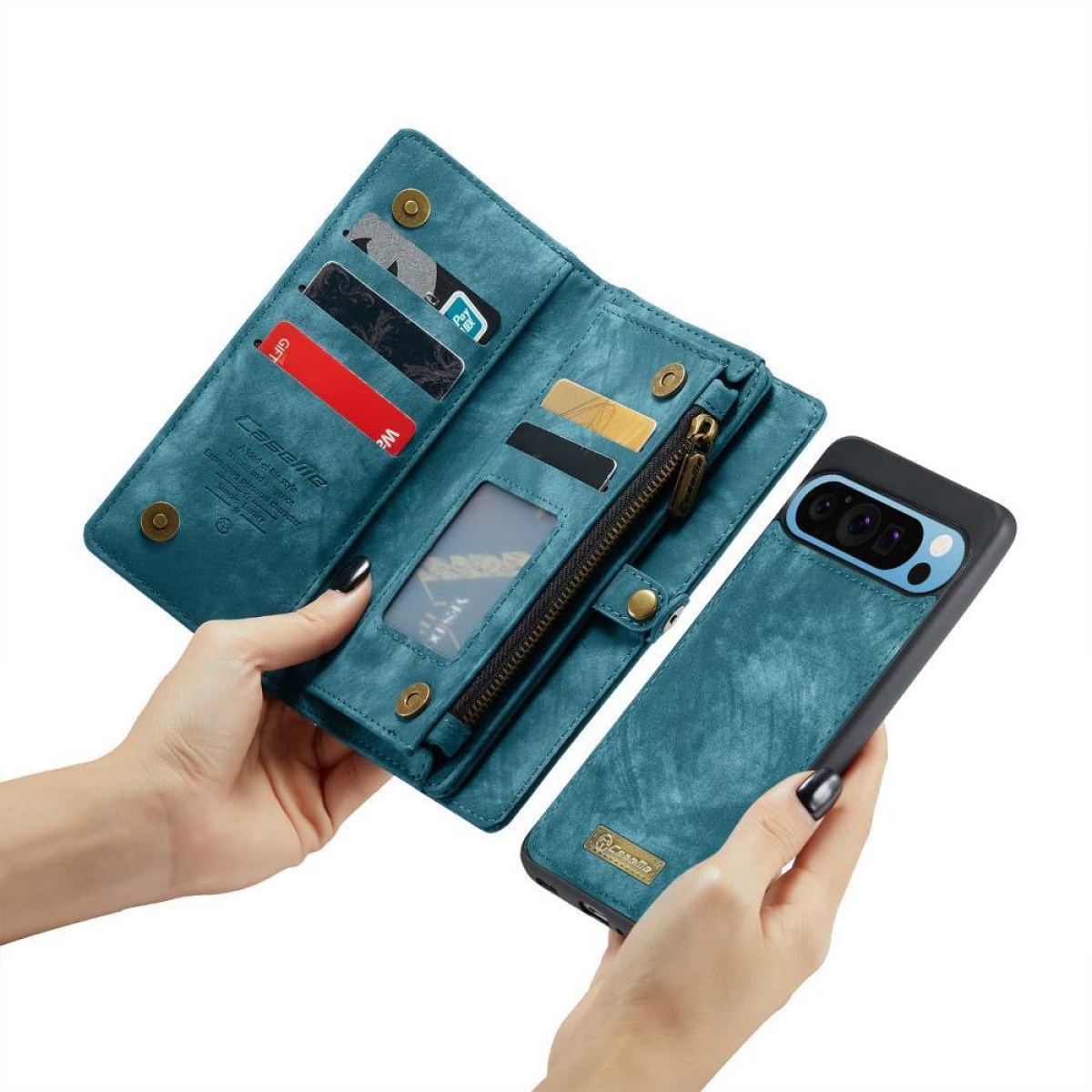 Geöffnete teal Brieftaschen-Handyhülle mit Karten und Telefon, gehalten.