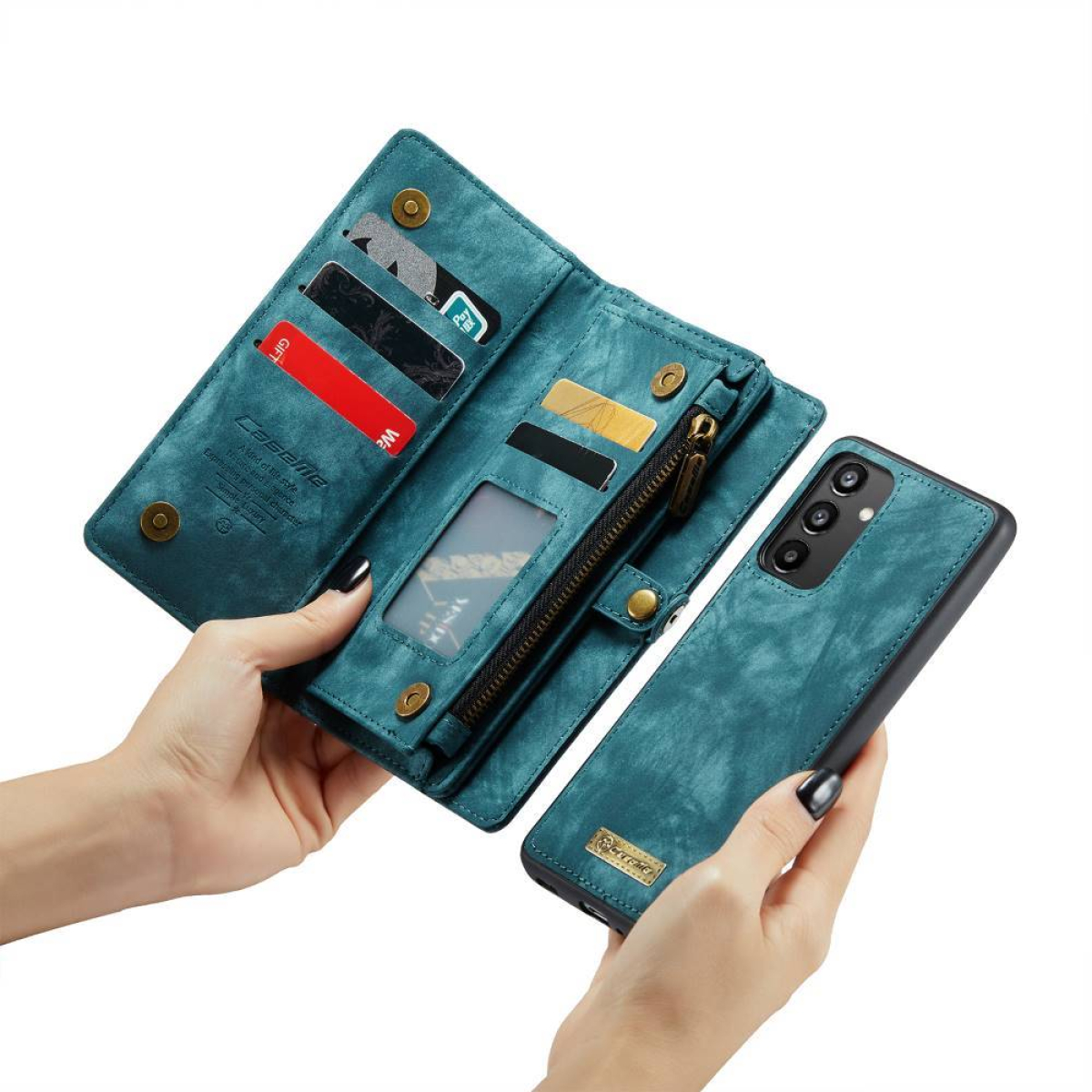 Eine türkisgrüne Leder-Handyhülle ist geöffnet und zeigt Karten und eine Reißverschlusstasche. Ein Telefon ist rechts.