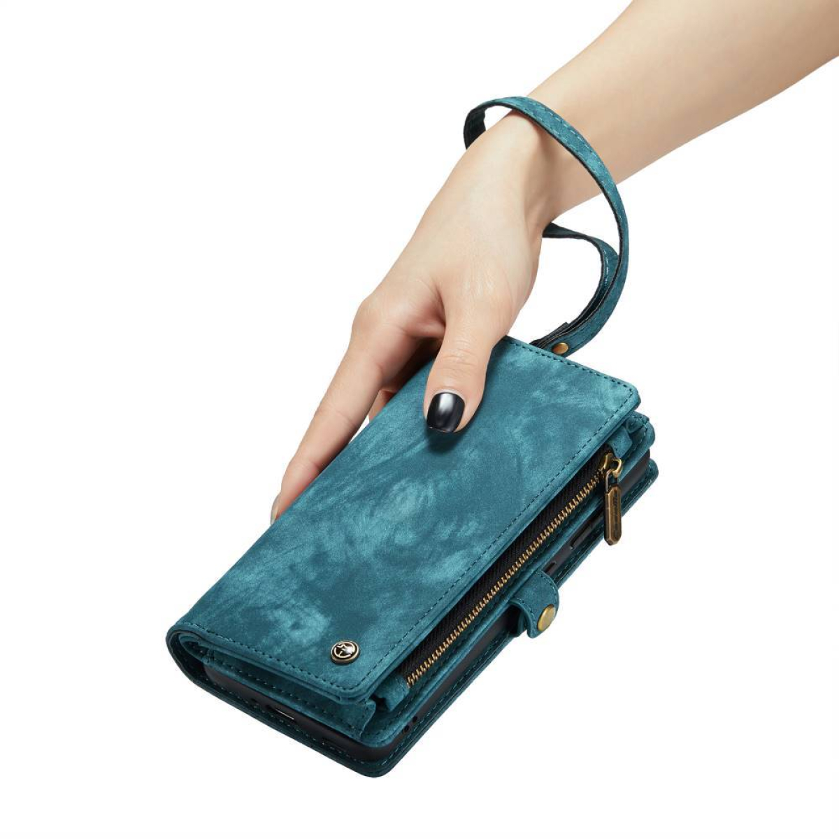 Eine Hand hält eine türkisfarbene Brieftasche mit Reißverschluss, Handschlaufe und Knopfverschluss, auf weißem Hintergrund.