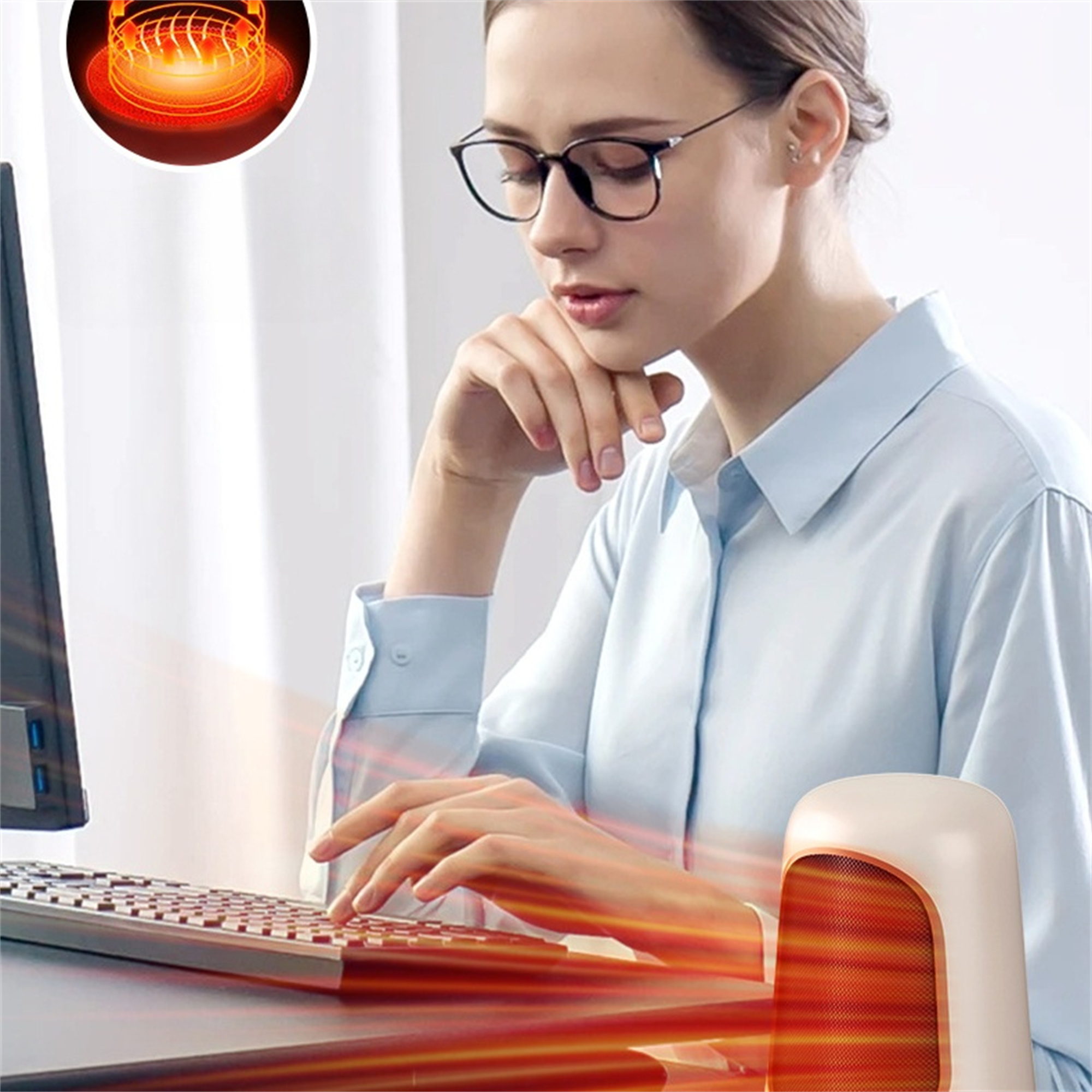 Frau mit Brille benutzt einen Computer. Ein kleiner weißer Heizlüfter steht auf dem Tisch.