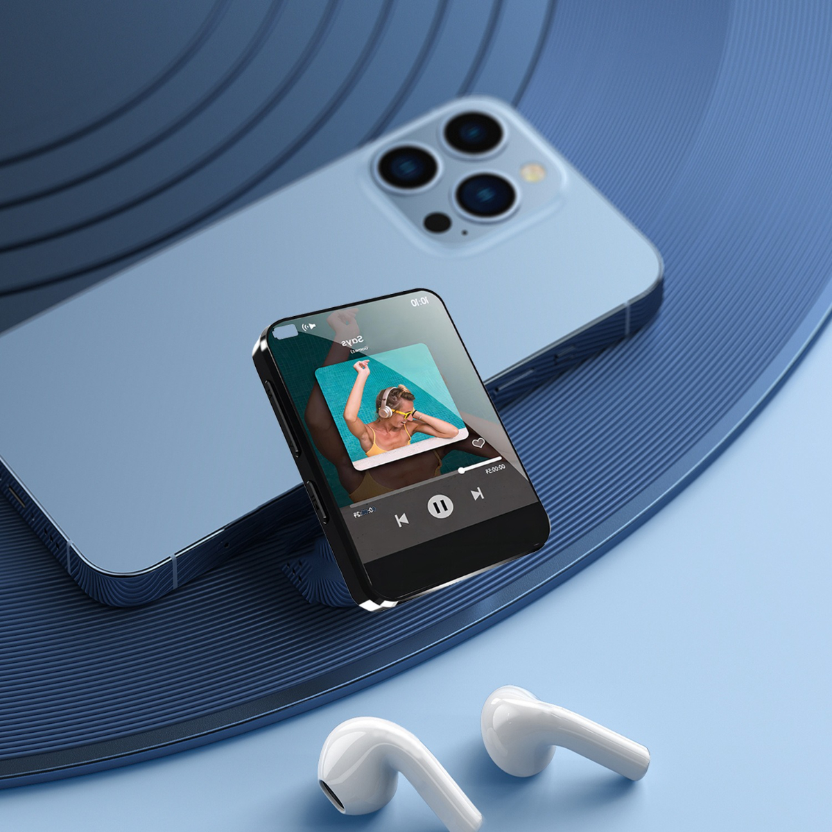 Ein kleiner MP3-Player mit Bildschirm, der eine Frau mit Kopfhörern zeigt. Ein Telefon und weiße Ohrhörer sind in der Nähe.
