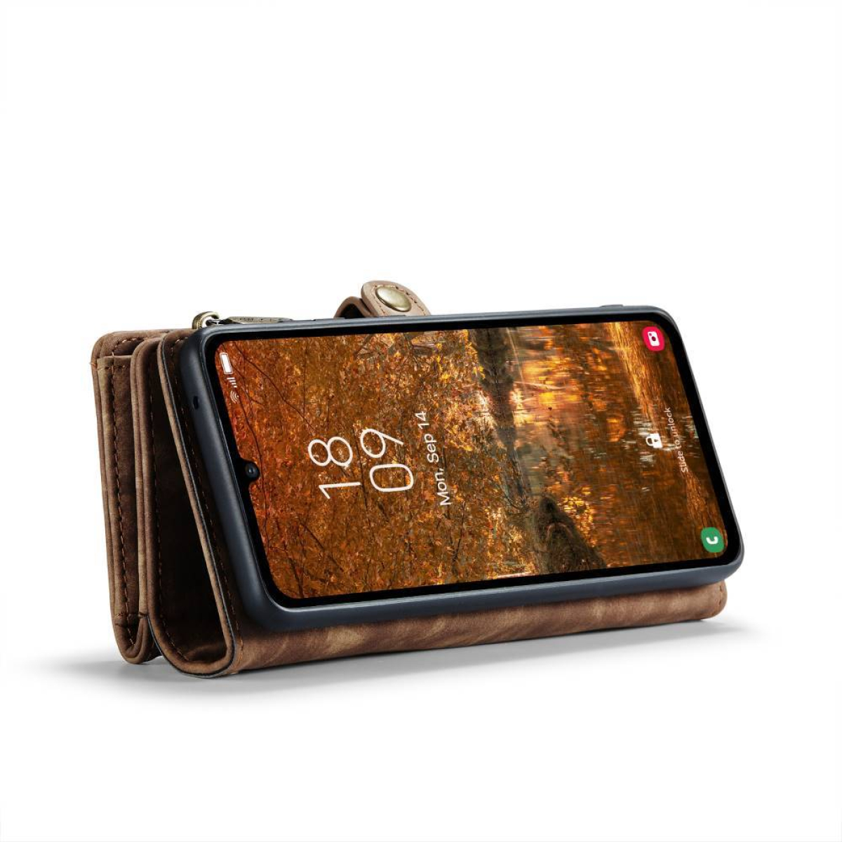 Eine braune Leder-Handyhülle mit einem Telefon darin, das ein Herbstlaub-Bild zeigt.