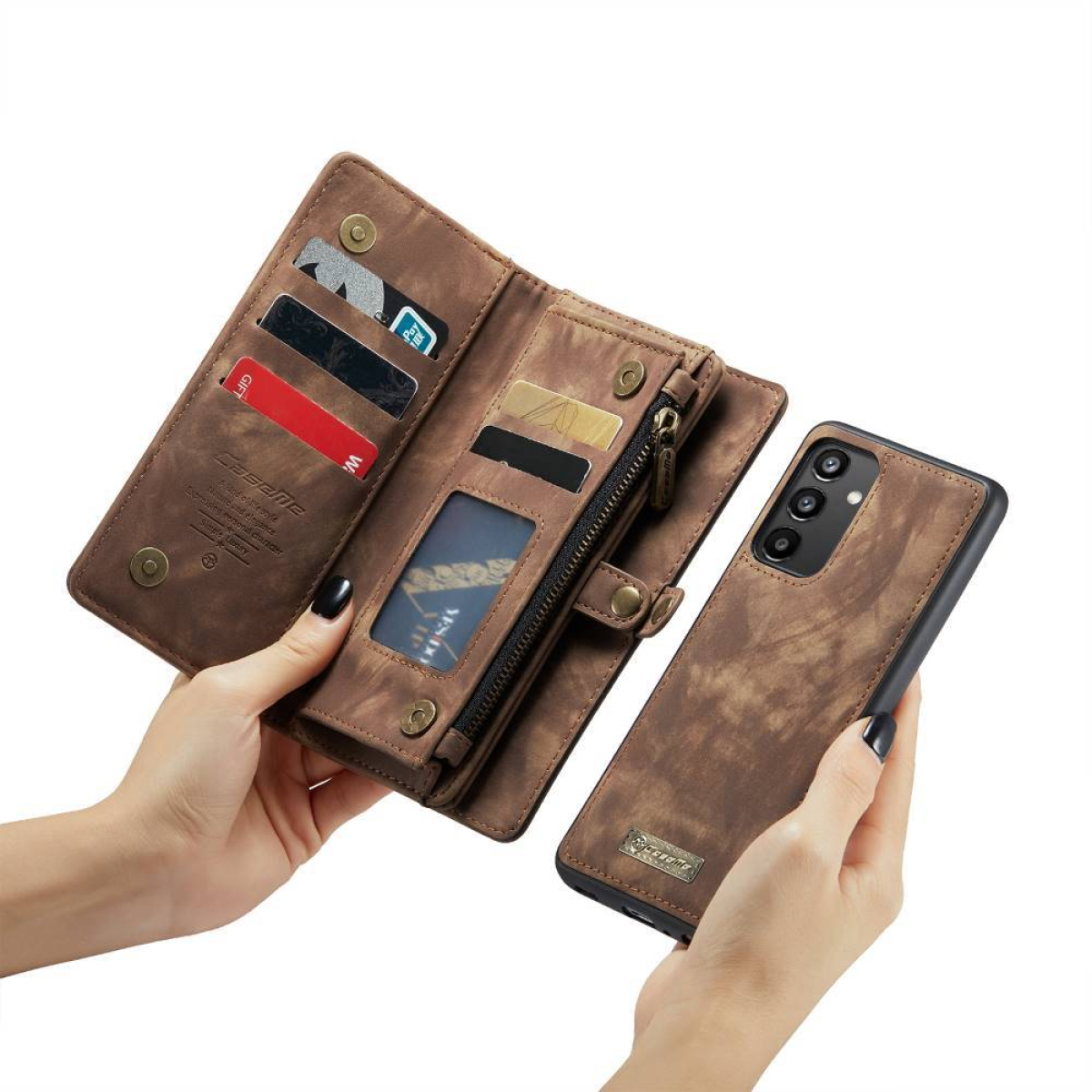 Hände halten eine offene braune Lederbrieftasche mit Karten und einer Handyhülle.