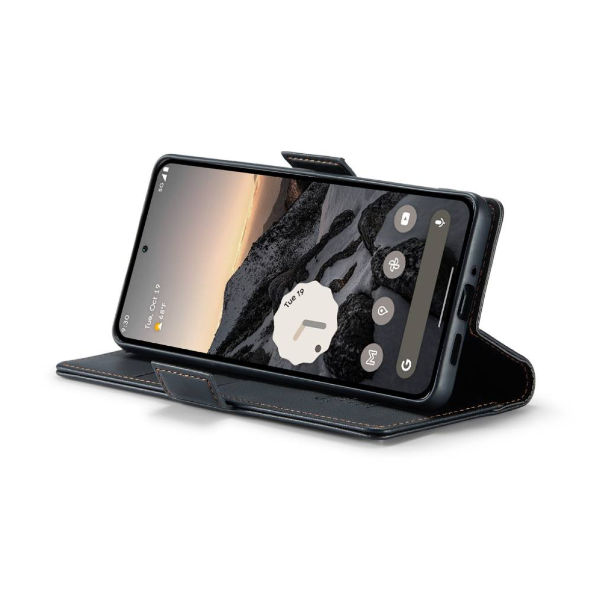 Schwarzes Telefon in einer schwarzen Hülle. Der Bildschirm zeigt eine Digitaluhr und einen Kalender. Weißer Hintergrund.