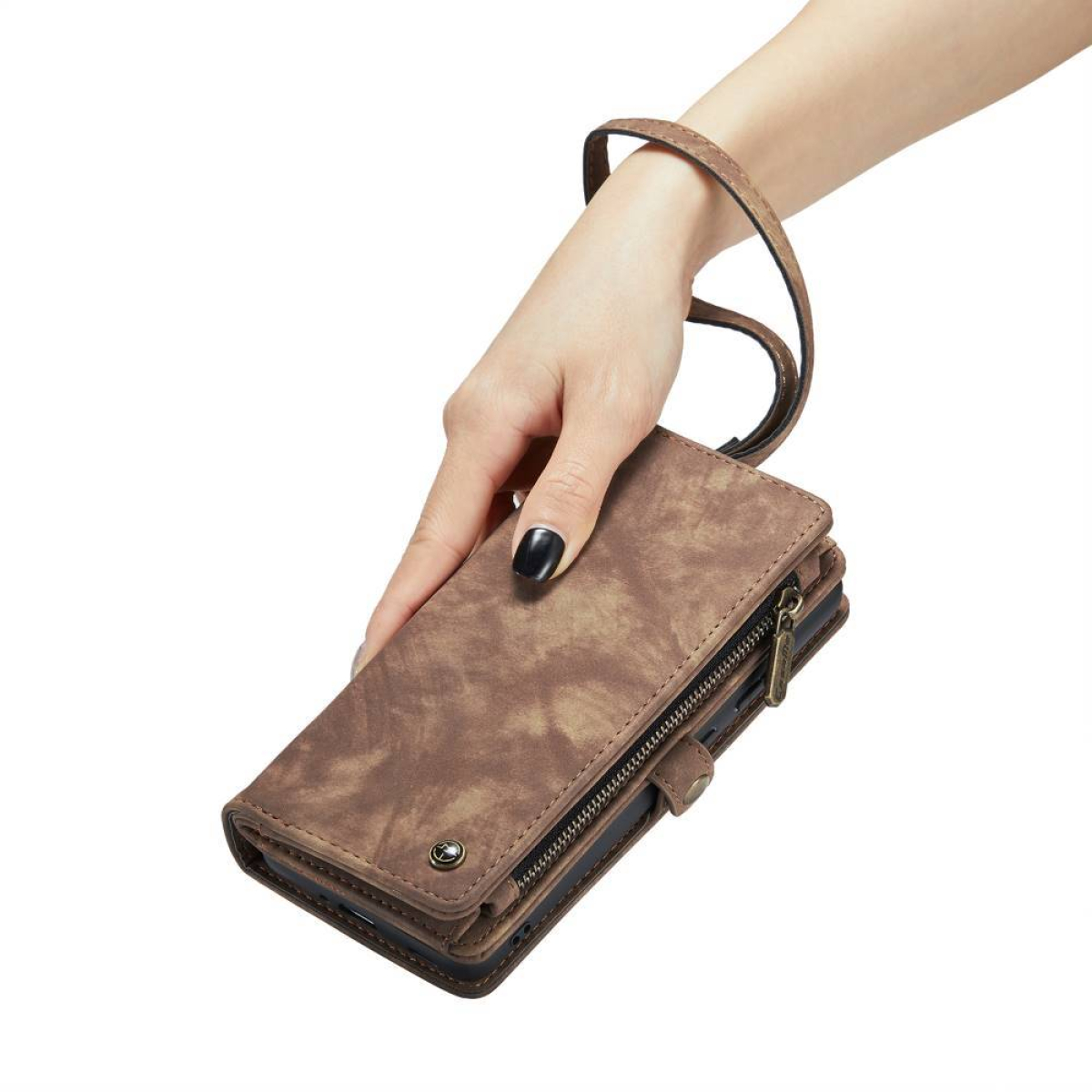 Die Hand einer Person, die eine braune Telefonhülle-Geldbörse mit einer Handschlaufe hält.