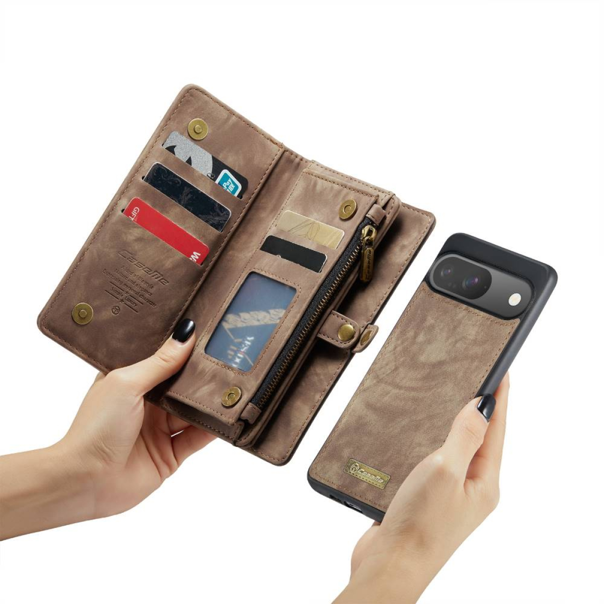 Eine Brieftaschen-Handyhülle mit Karten und einem Telefon. Hände halten die offene Brieftasche.
