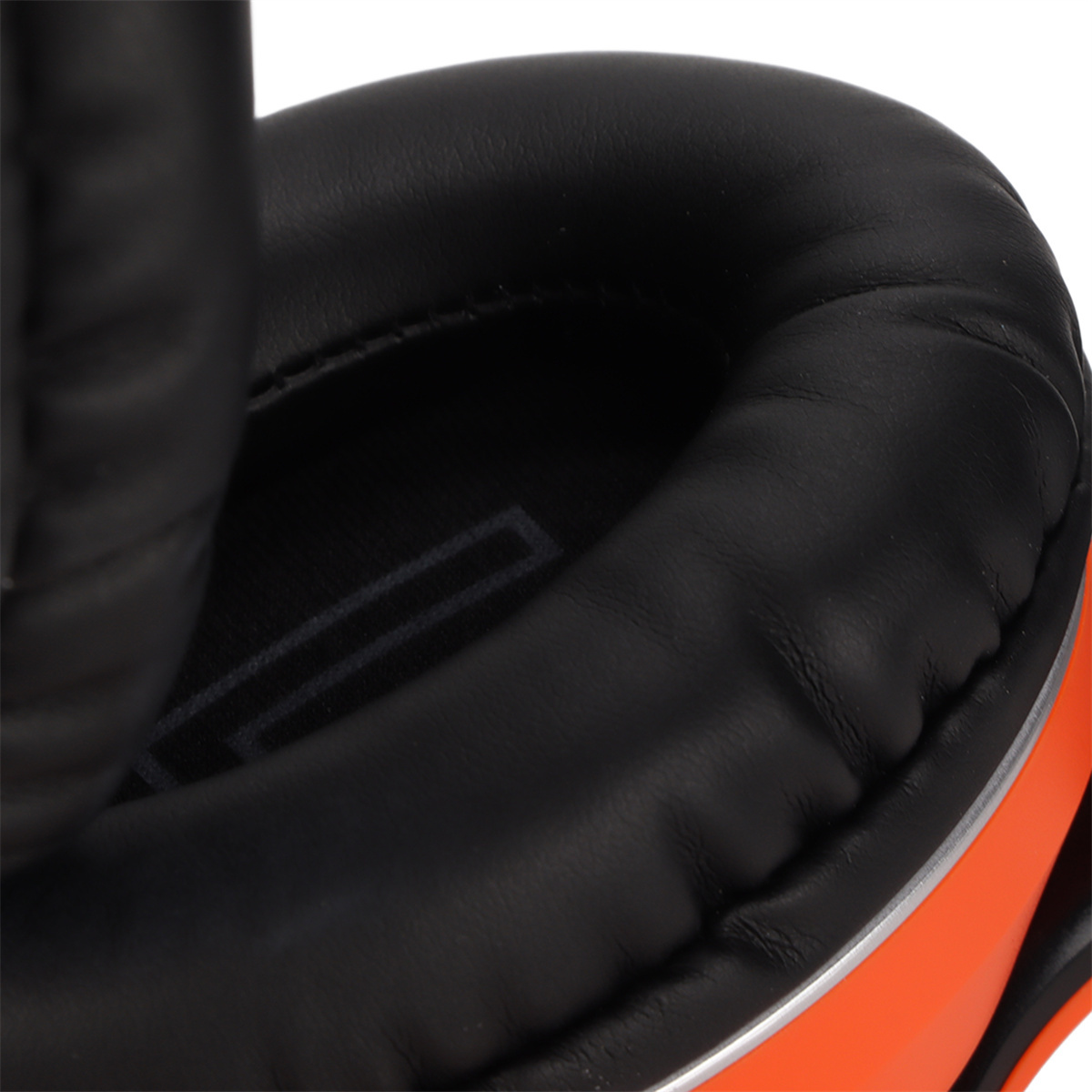 Nahaufnahme von Kopfhörern mit schwarzen Ohrmuscheln und orangefarbenen Außenschalen.