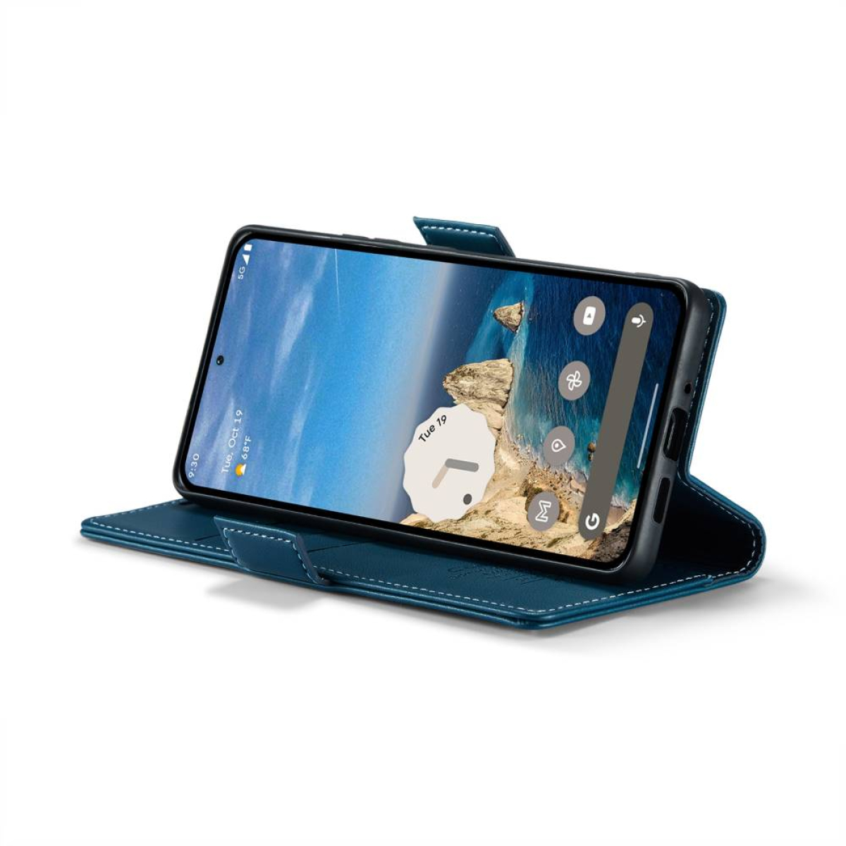 Geöffnete blaue Handyhülle mit Telefon, das Landschaft zeigt, auf weißer Oberfläche.