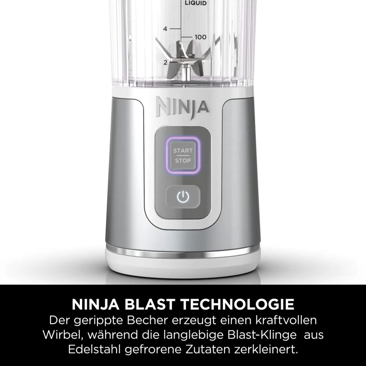 Ein Ninja-Mixer mit silbernem Körper und transparentem Behälter. Der Mixer hat eine Start/Stopp-Taste.