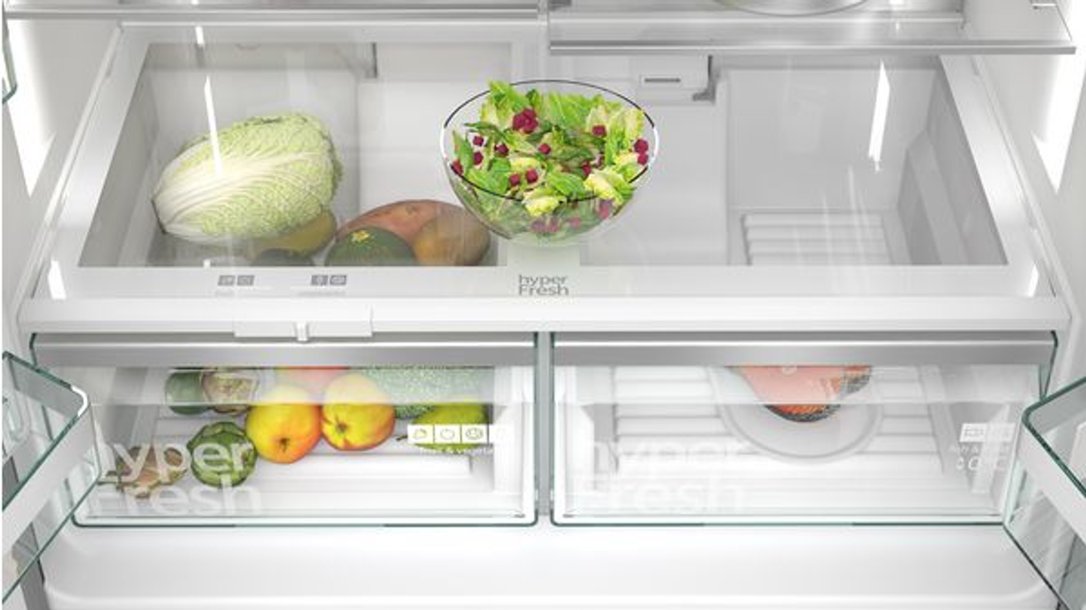 Im Kühlschrank befinden sich frisches Gemüse, Obst und Salat in Glasbehältern.