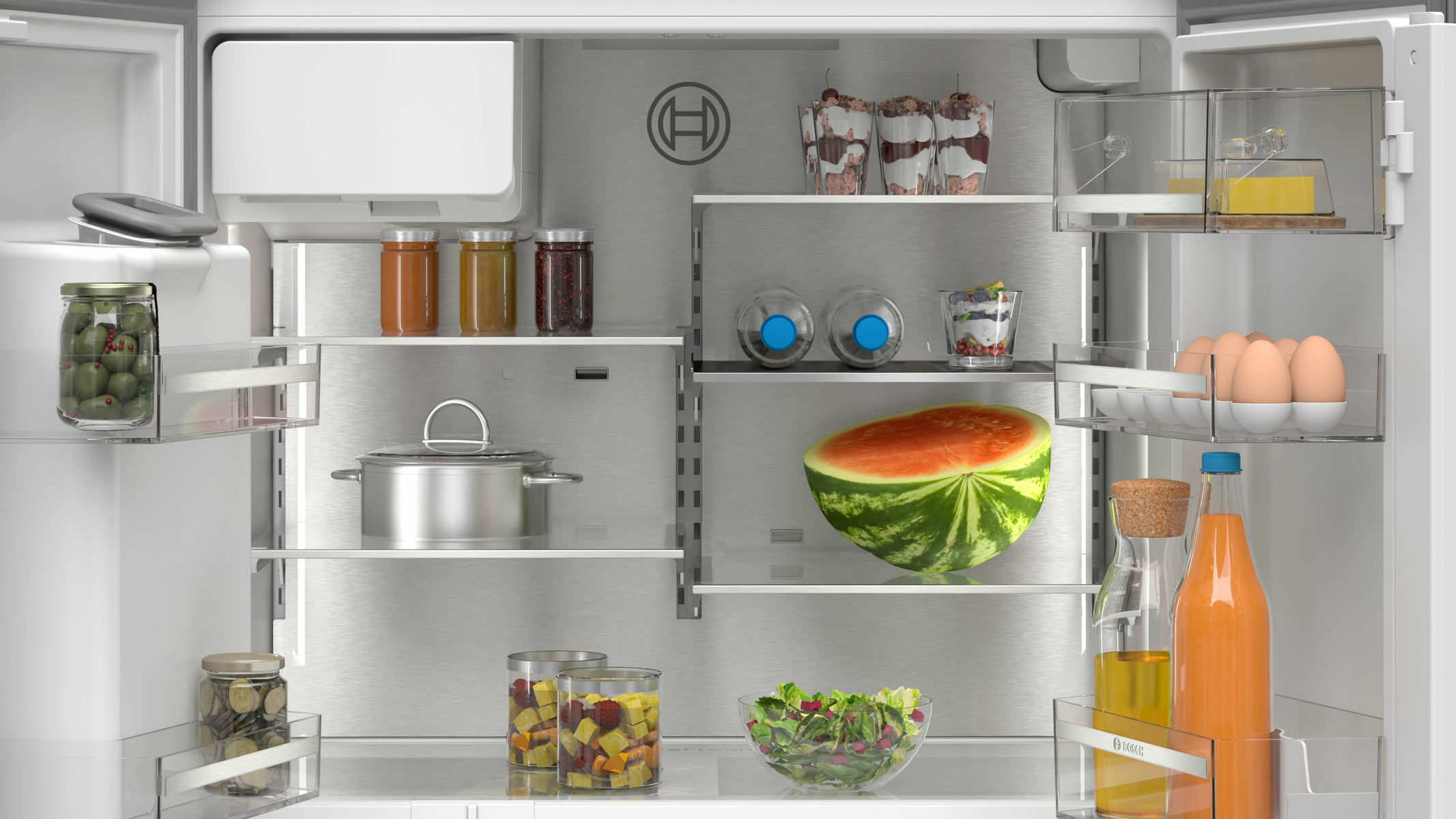 Interior de refrigerador con alimentos en estantes, incluyendo sandía y huevos.