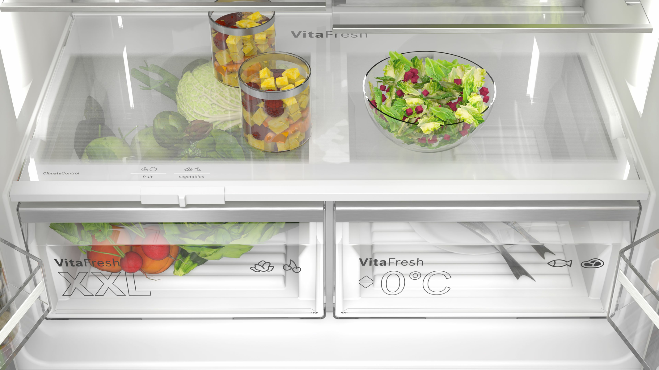 Interior del refrigerador con verduras en cajones y frascos.