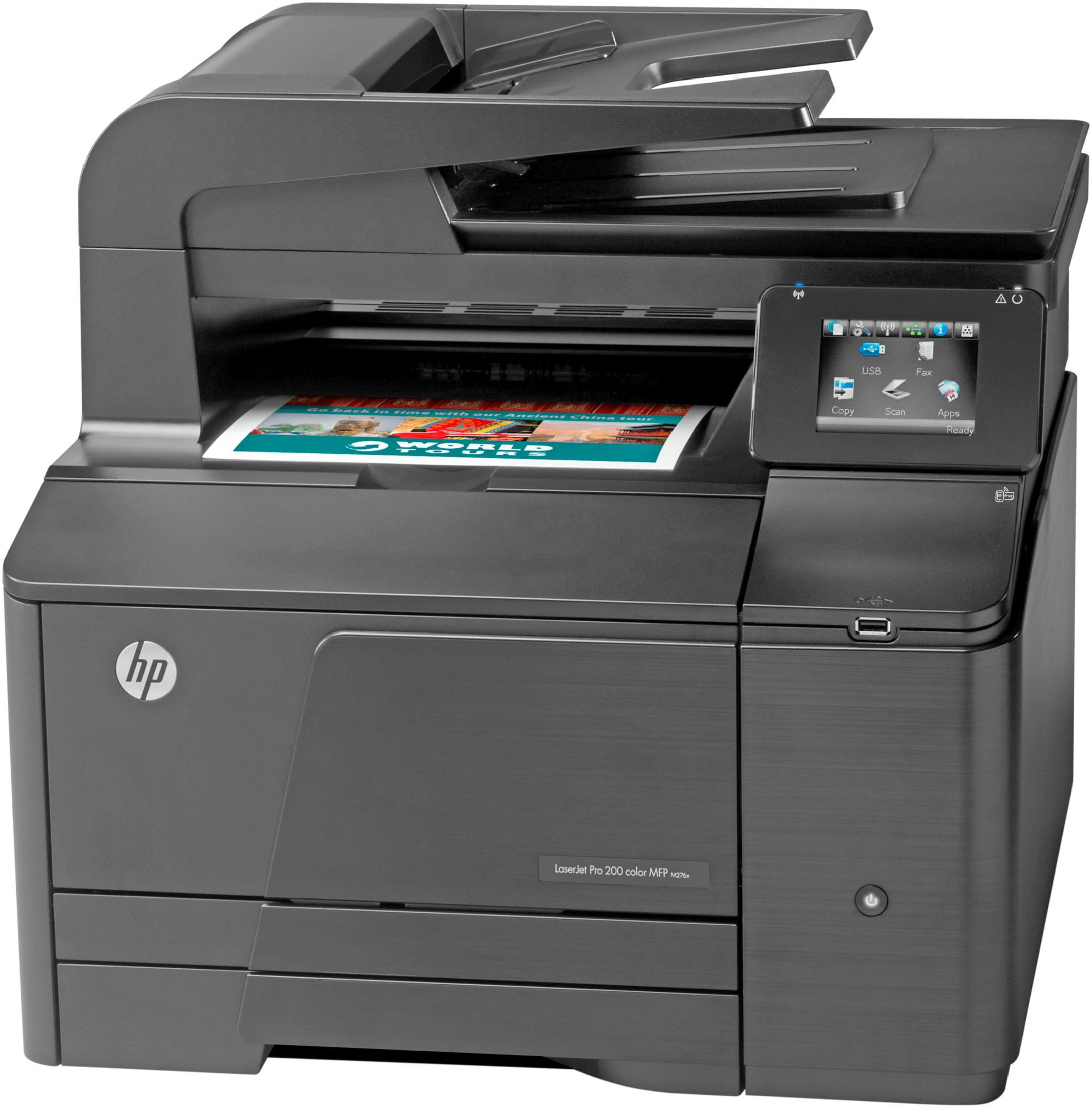 Stampante HP nera con touchscreen. Vassoio uscita carta visibile. Ambiente scuro.