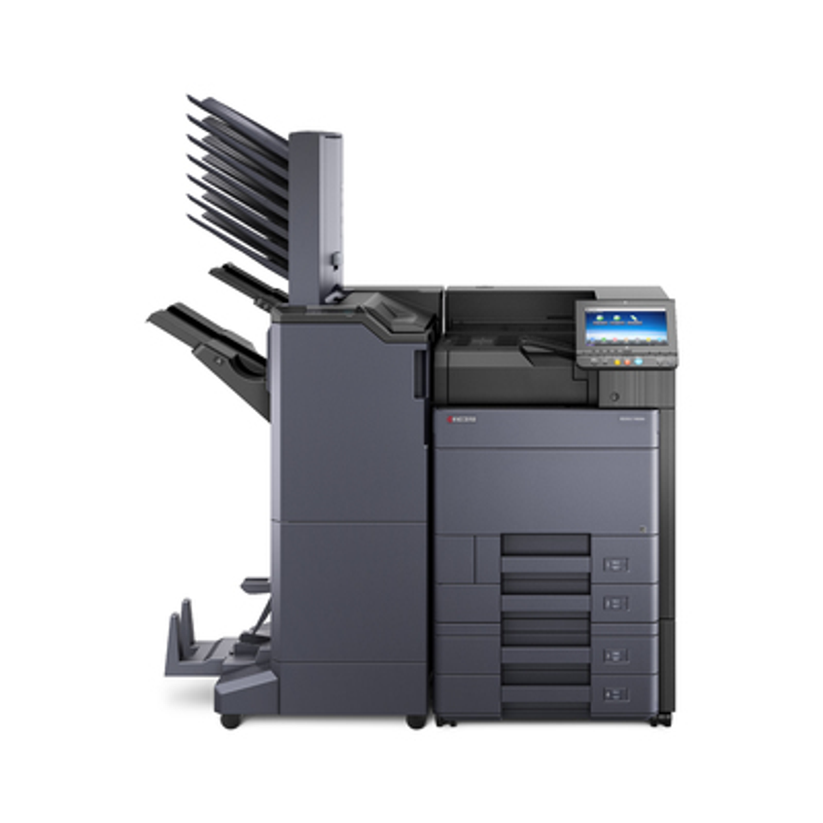 Dunkelgrauer Kyocera-Drucker. Mehrere Papierfächer. Touchscreen. Weißer Hintergrund.