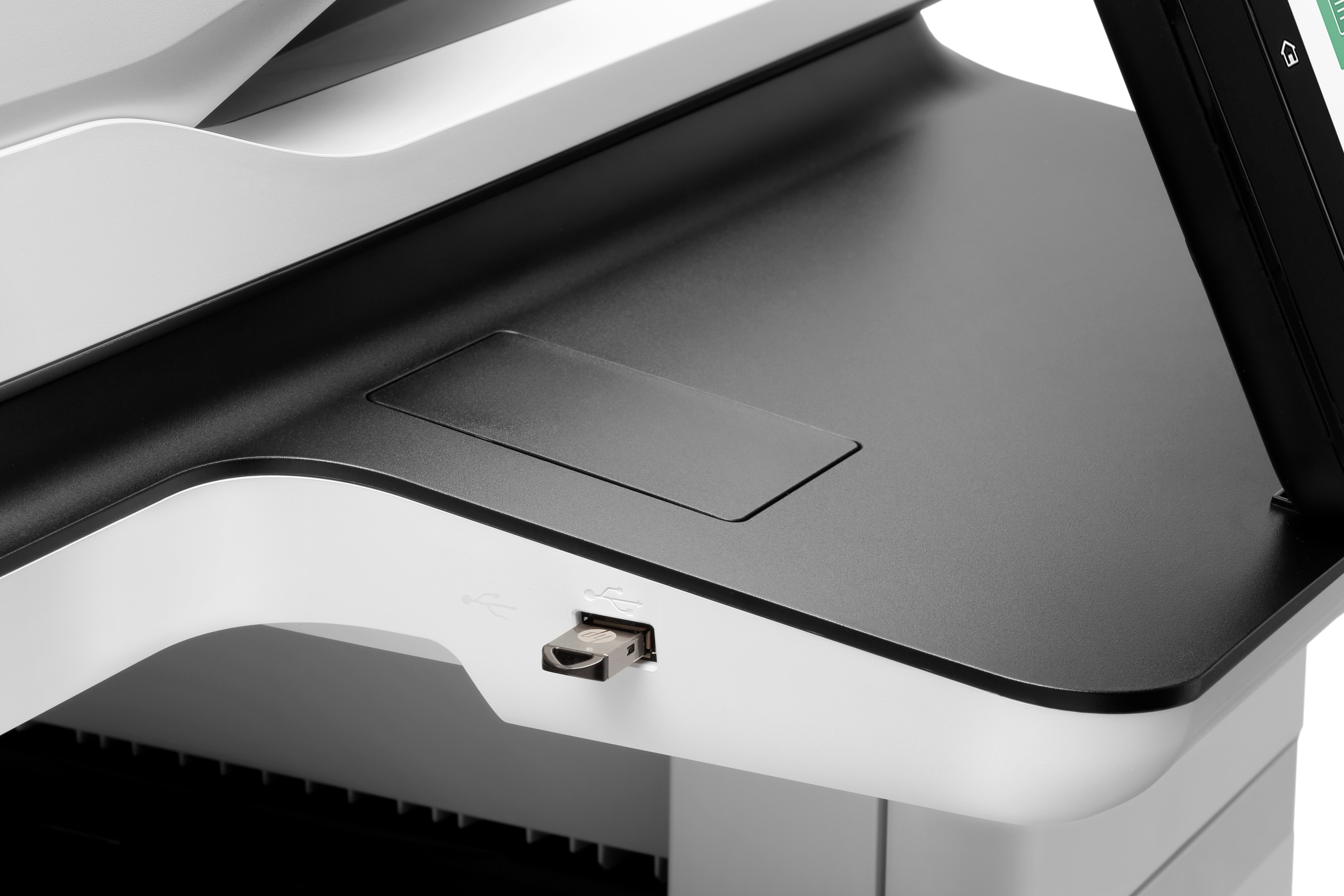 Un primo piano di una stampante, che mostra una porta USB e una chiavetta USB su una superficie nera.