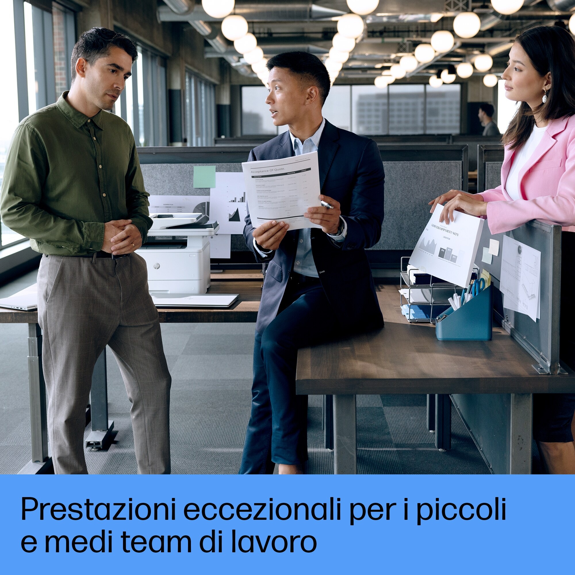 Tre persone in un ufficio con una stampante. Stanno guardando un documento.