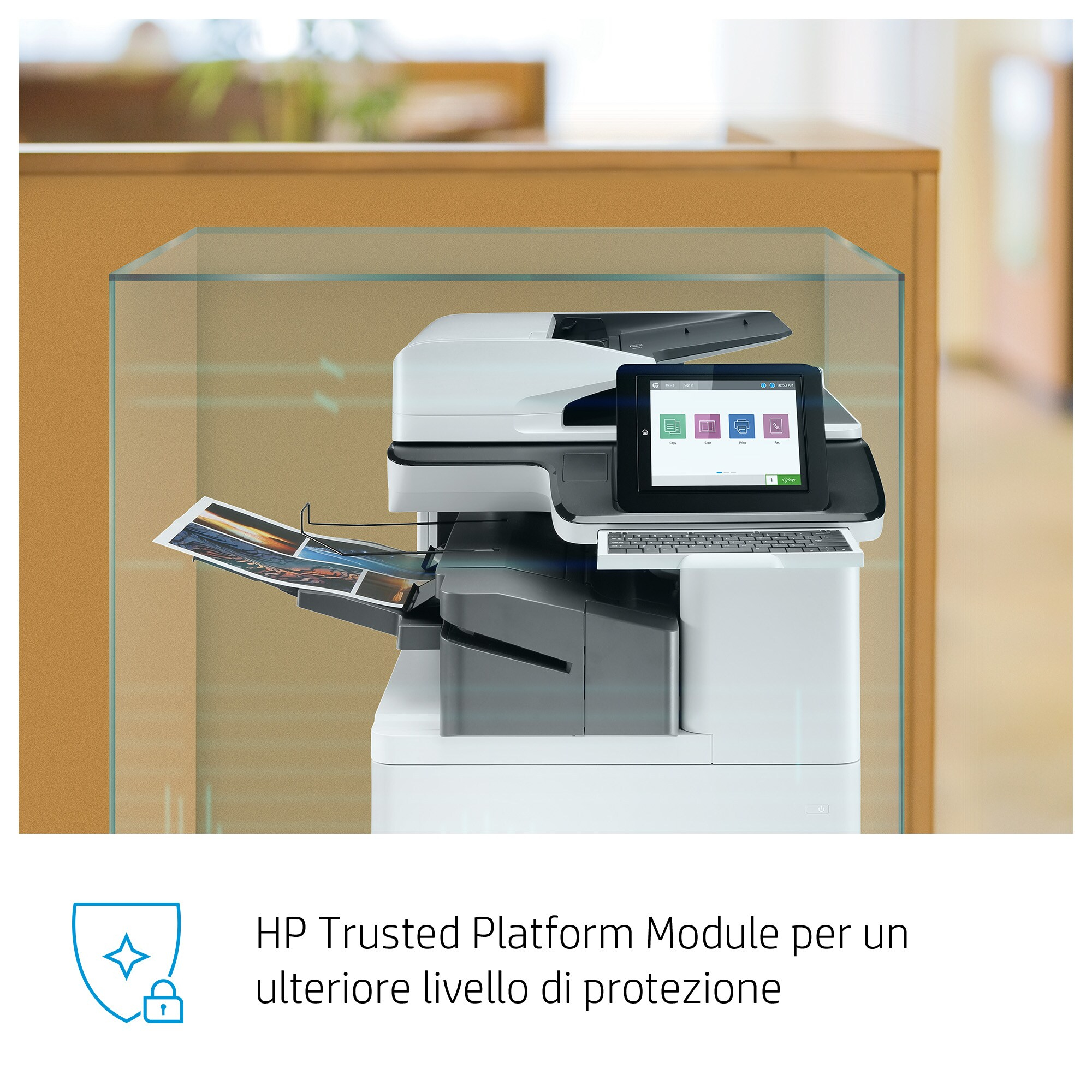 Stampante HP con touchscreen. Vetrina. Testo in italiano.