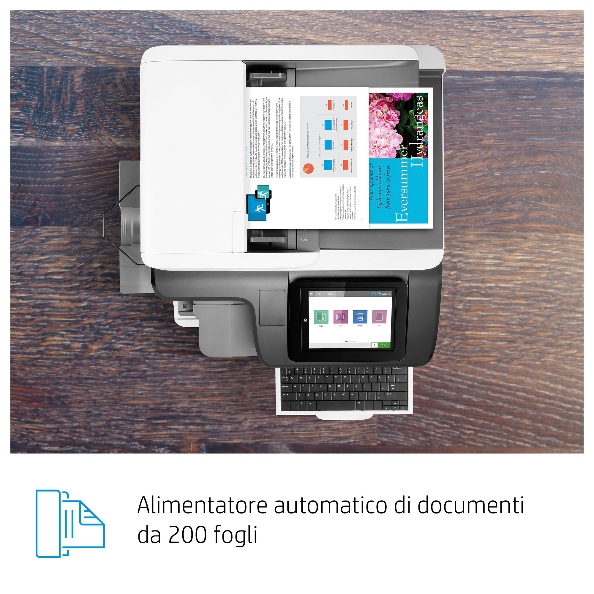 Stampante dall'alto, stampa un documento con grafici e testo. La stampante è bianca con touchscreen e tastiera.