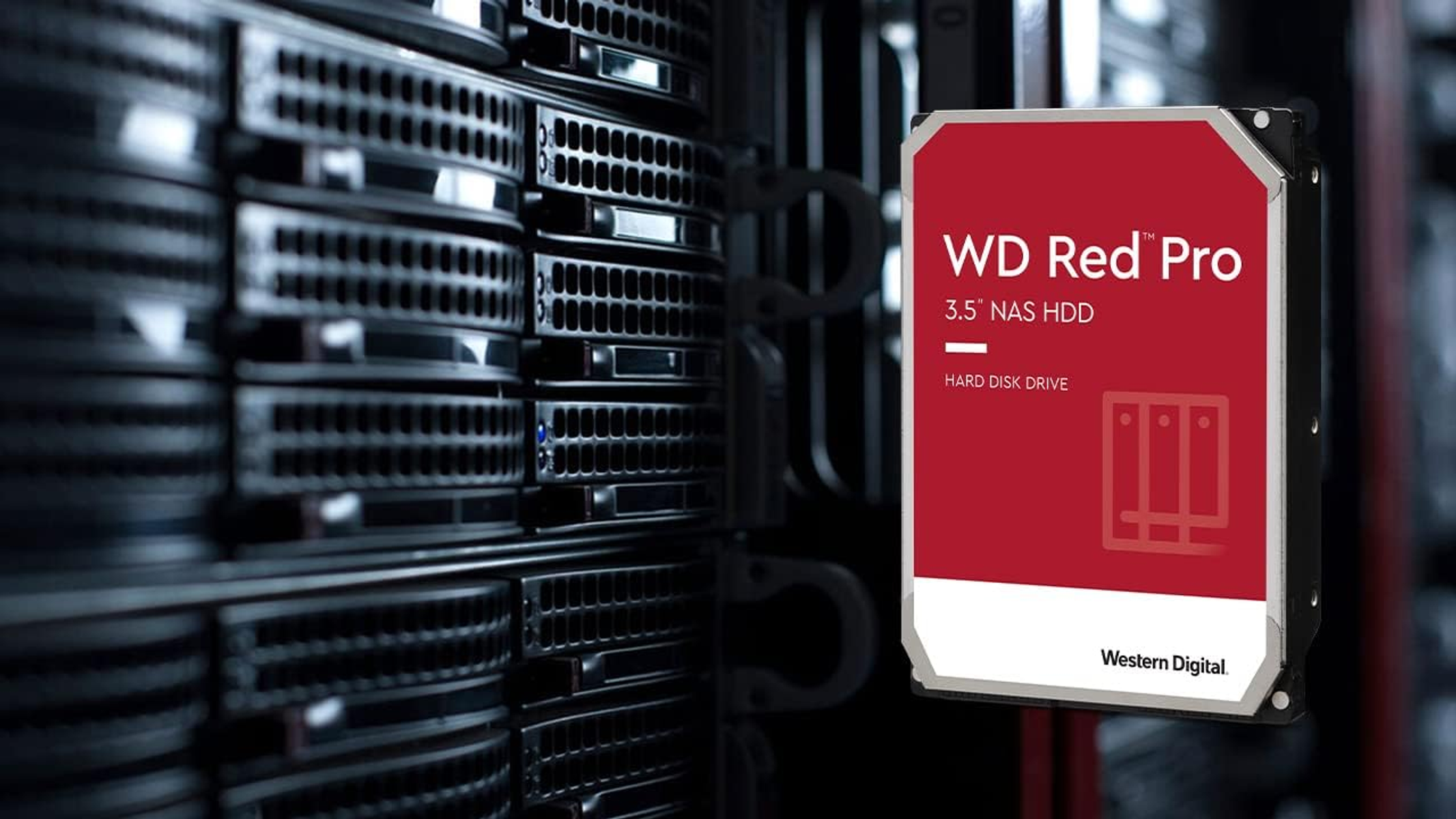 WD Red Pro 3.5" NAS HDD. Czerwony dysk twardy z etykietą i szafą serwerową w tle.