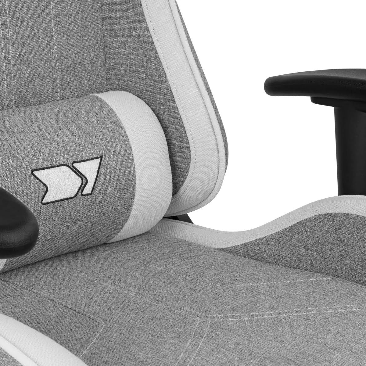 Primer plano de una silla gaming gris. Acentos blancos, logo y reposabrazos negro.