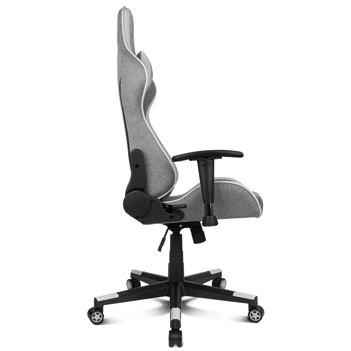 Una silla gaming gris, vista lateral, con base y reposabrazos negros, fondo blanco.