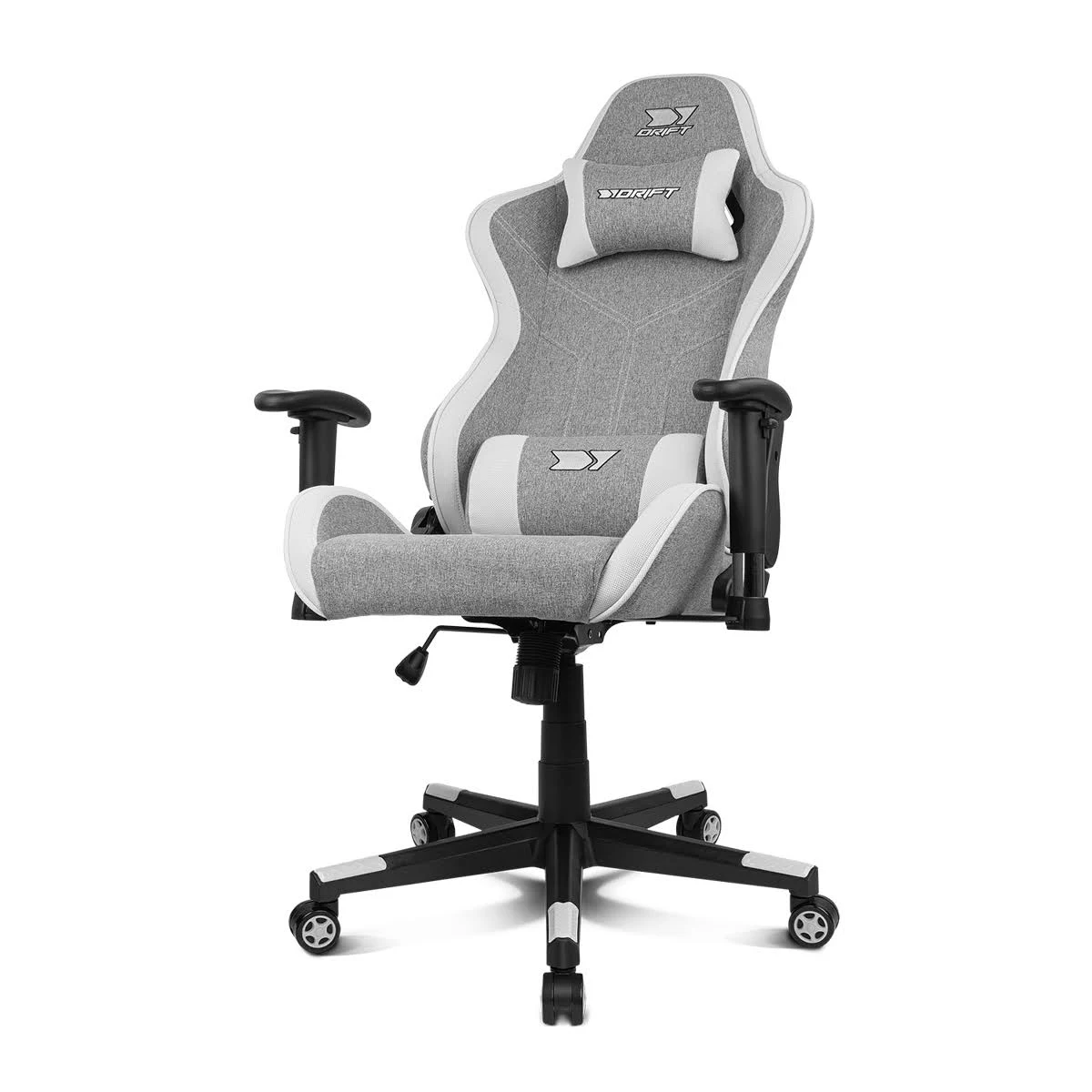 Silla gaming gris y blanca con reposabrazos y ruedas negros, sobre fondo blanco.