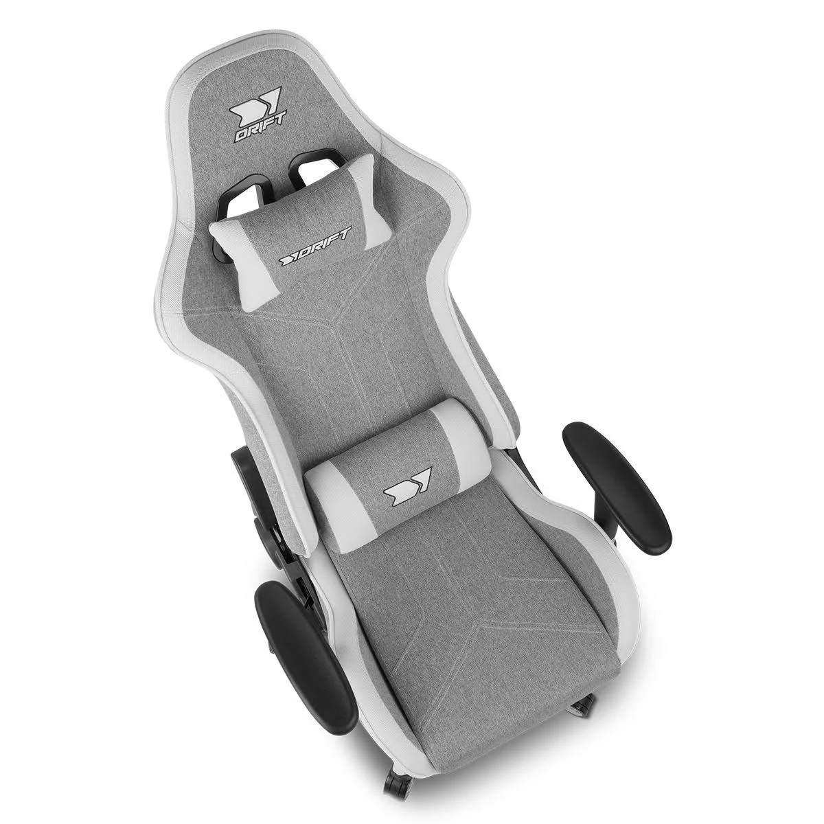 Silla gamer, tela gris, detalles blancos, reposabrazos negros, sobre fondo blanco.